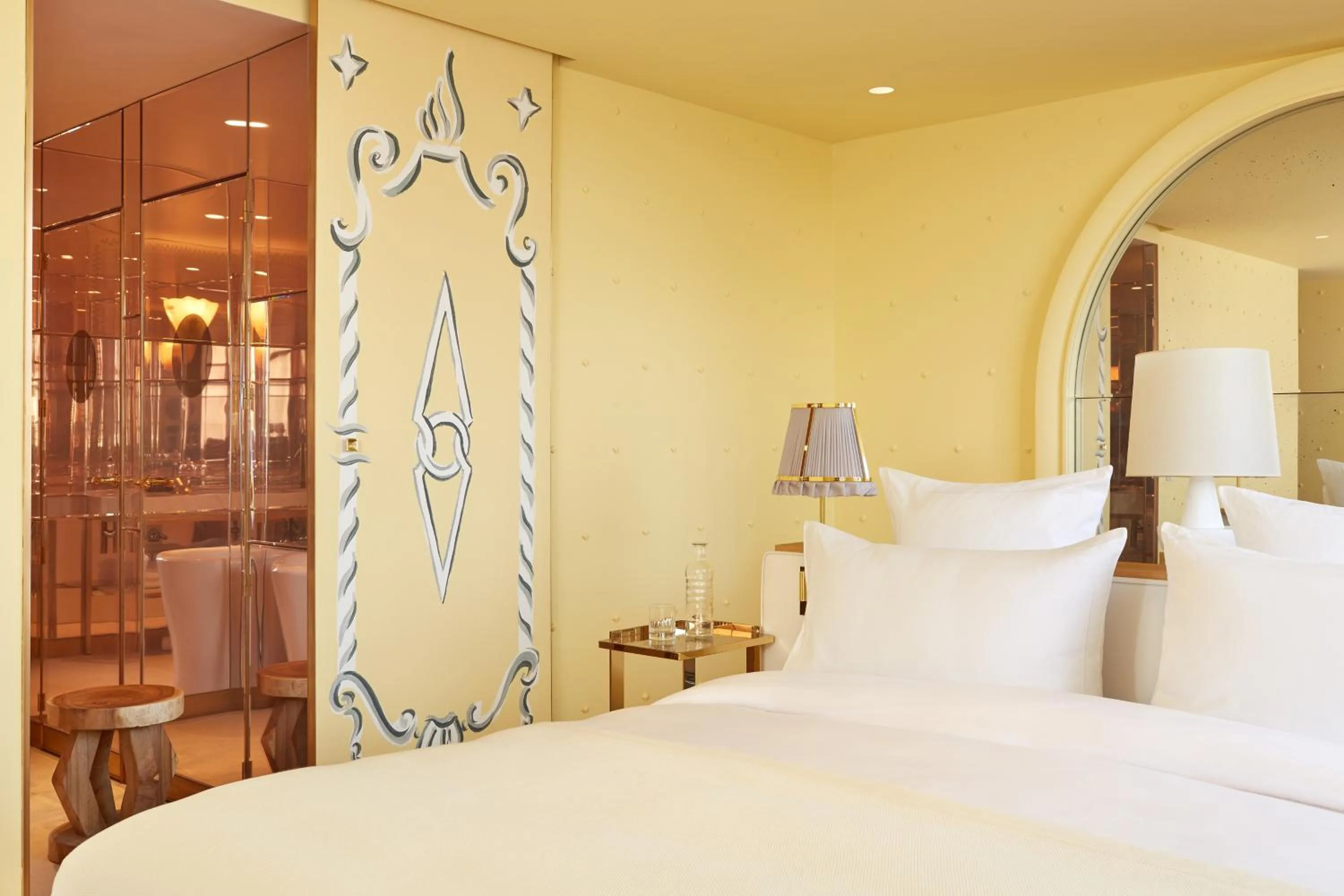 Photo of the whole room, Bed in 9Confidentiel