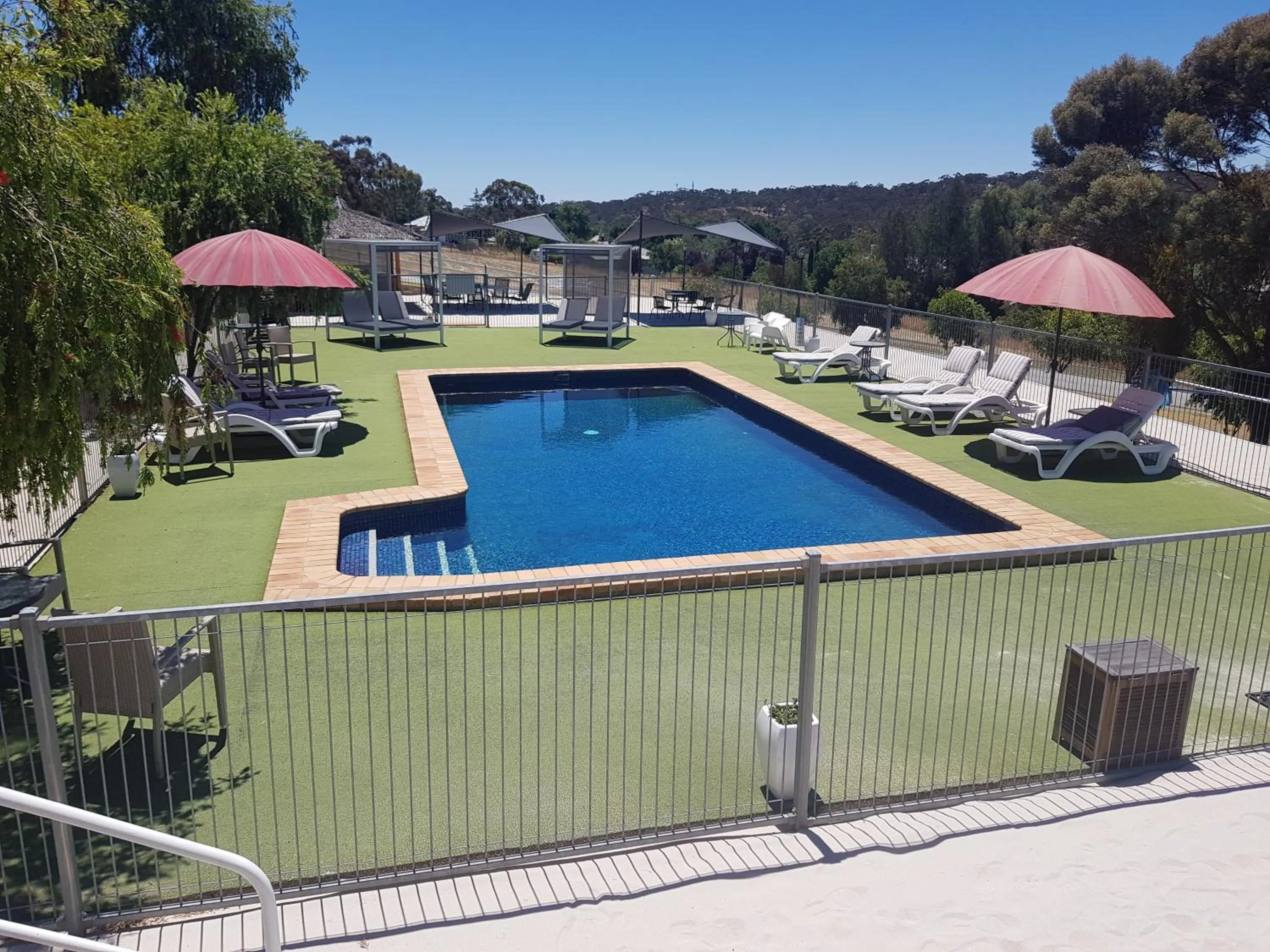 Swimming pool in Clare Valley Motel