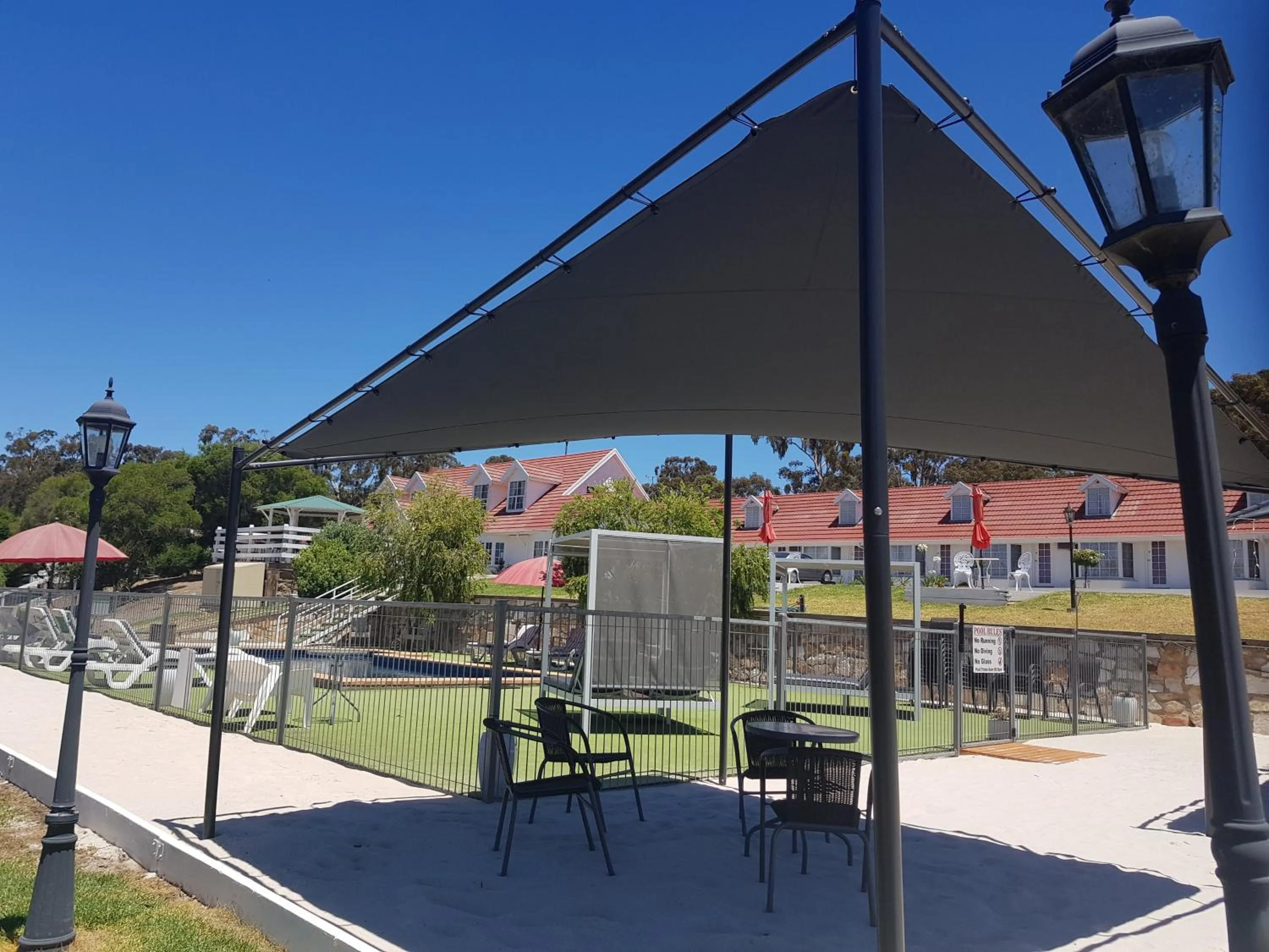 Swimming pool in Clare Valley Motel