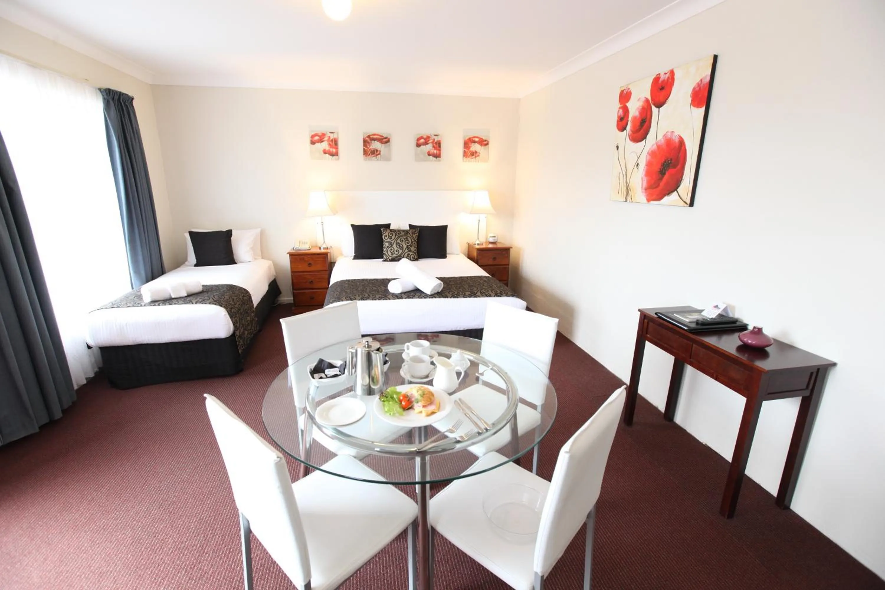 Dining area, Bed in Clare Valley Motel
