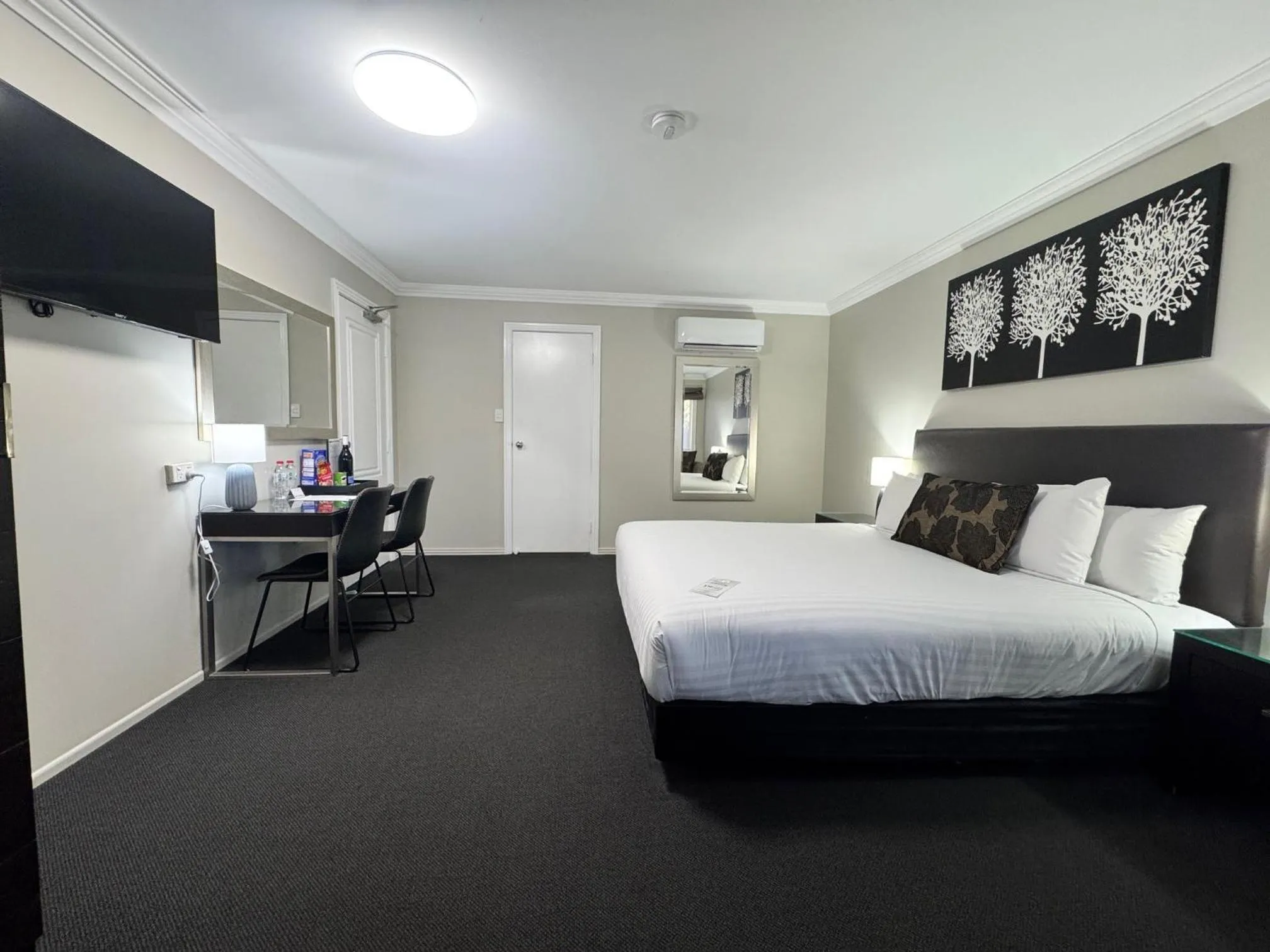 Bedroom, Bed in Ambassador On Ruthven