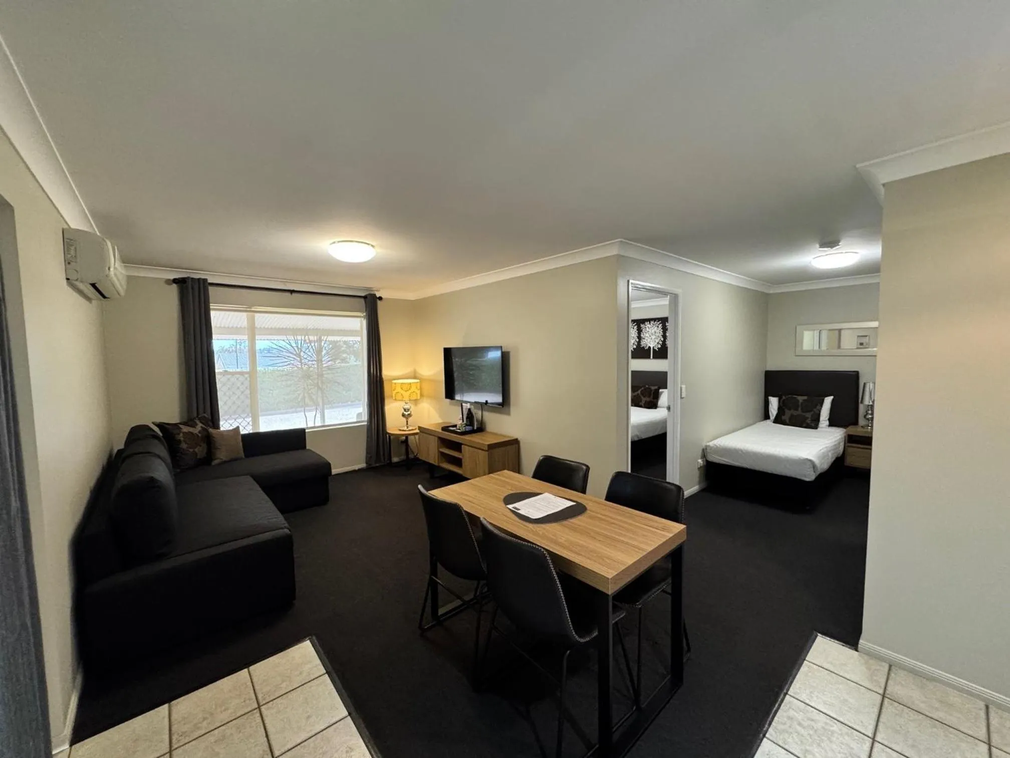 Photo of the whole room, Bed in Ambassador On Ruthven