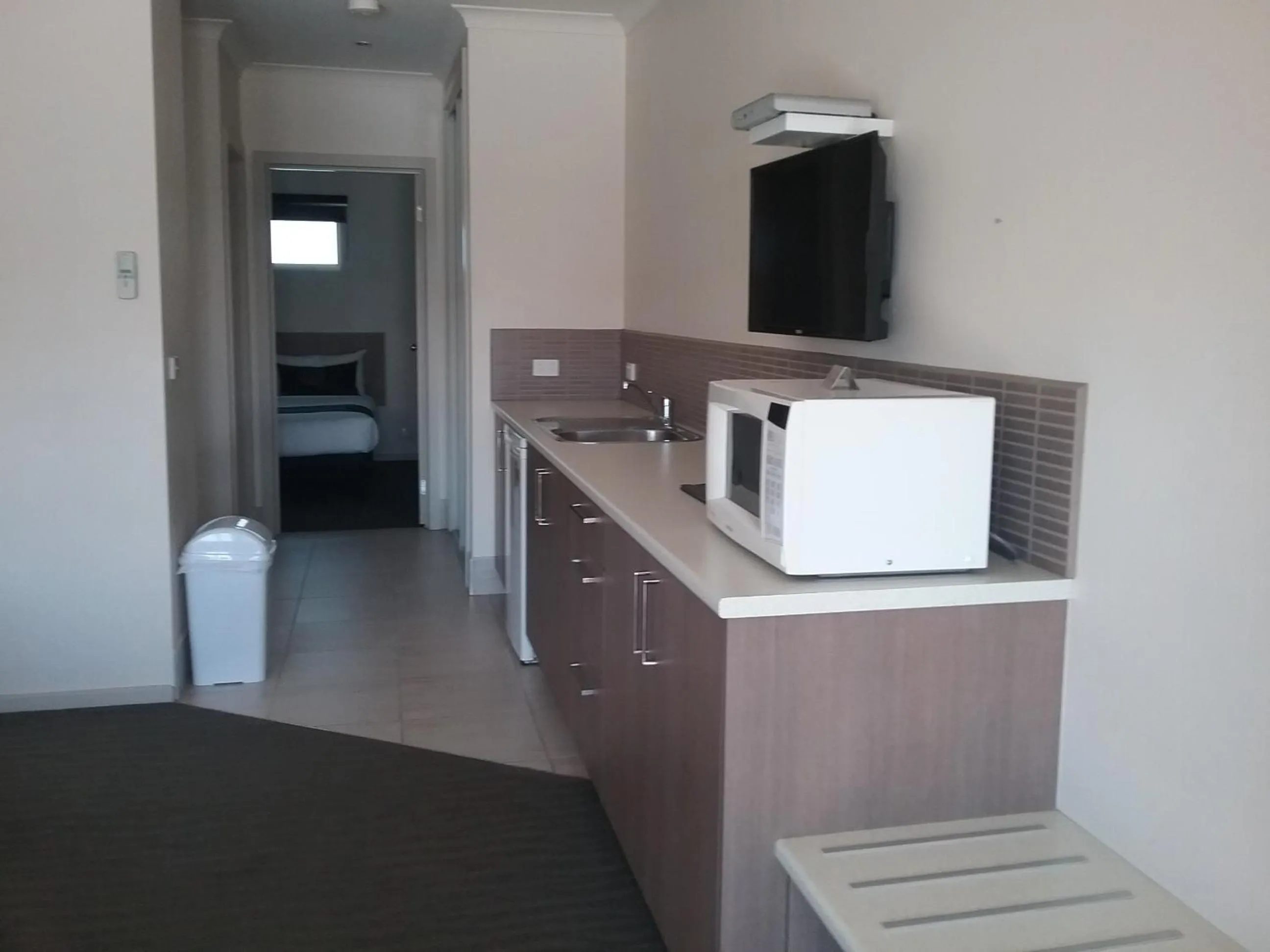 Kitchen or kitchenette in Werribee Park Motor Inn