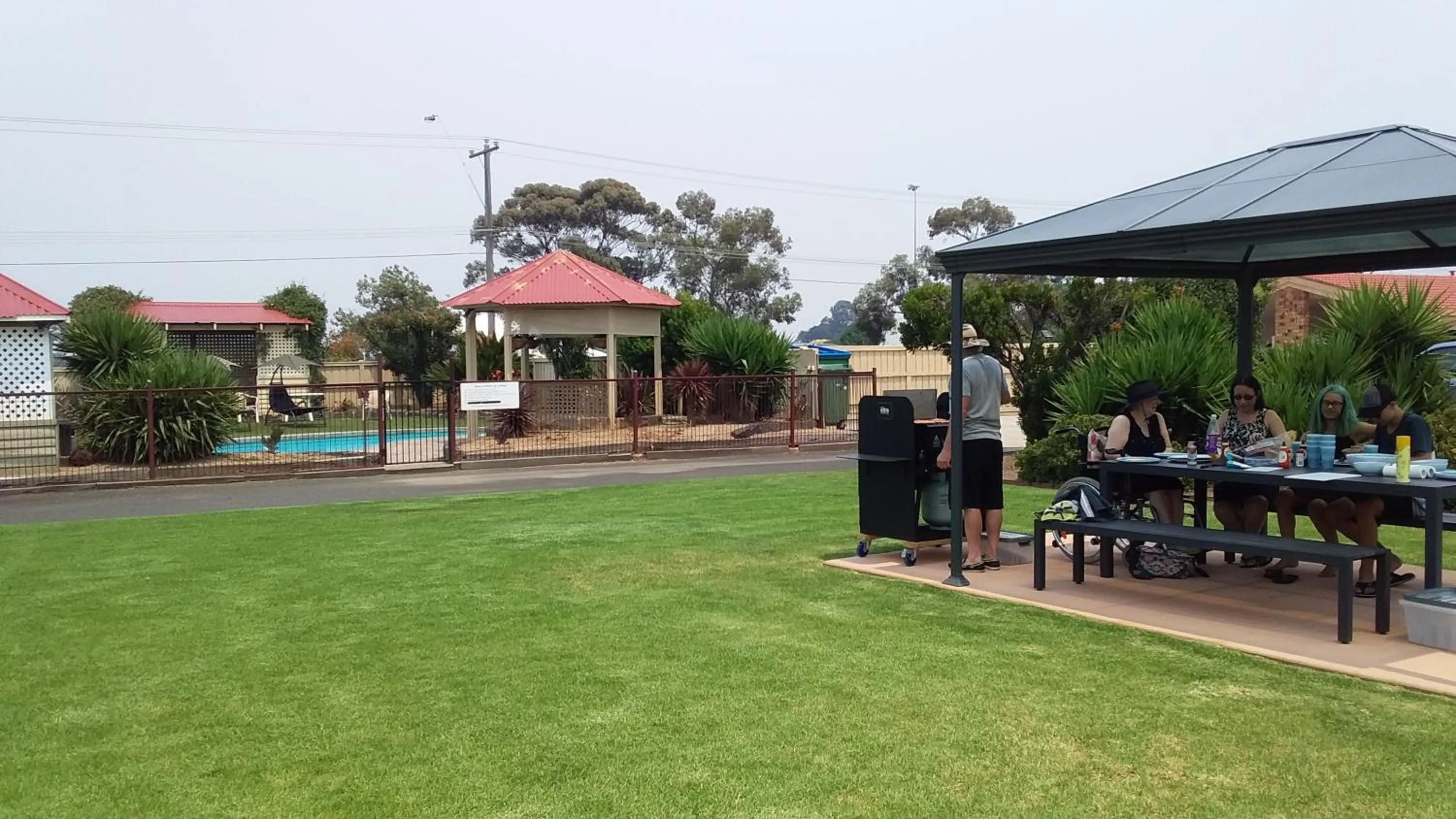 BBQ facilities in Werribee Park Motor Inn