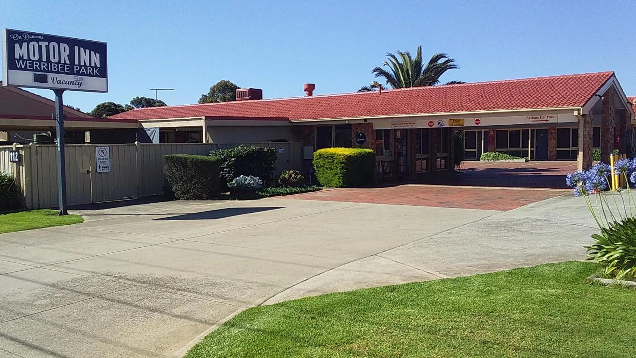 Facade/entrance in Werribee Park Motor Inn