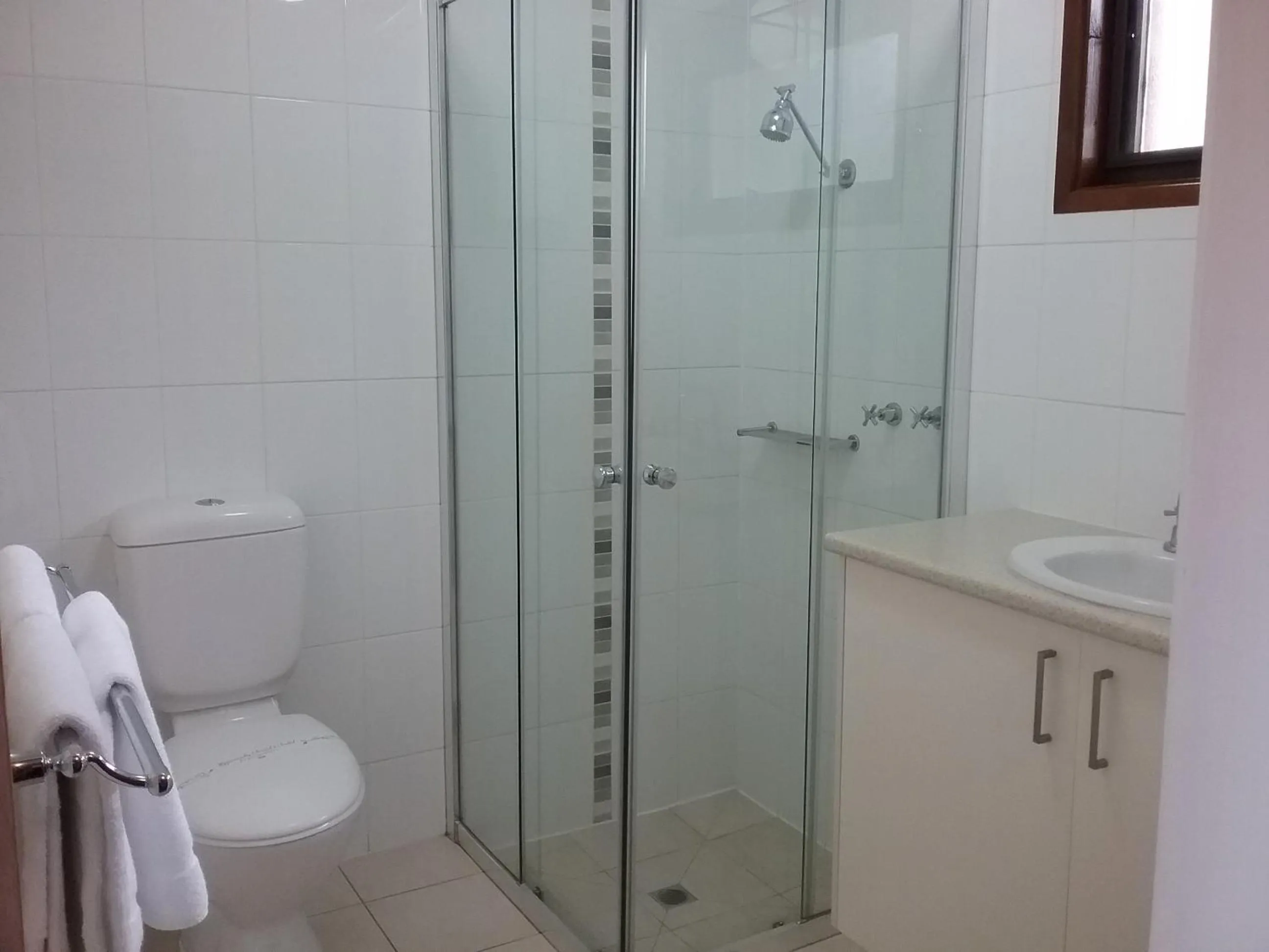 Bathroom in Werribee Park Motor Inn