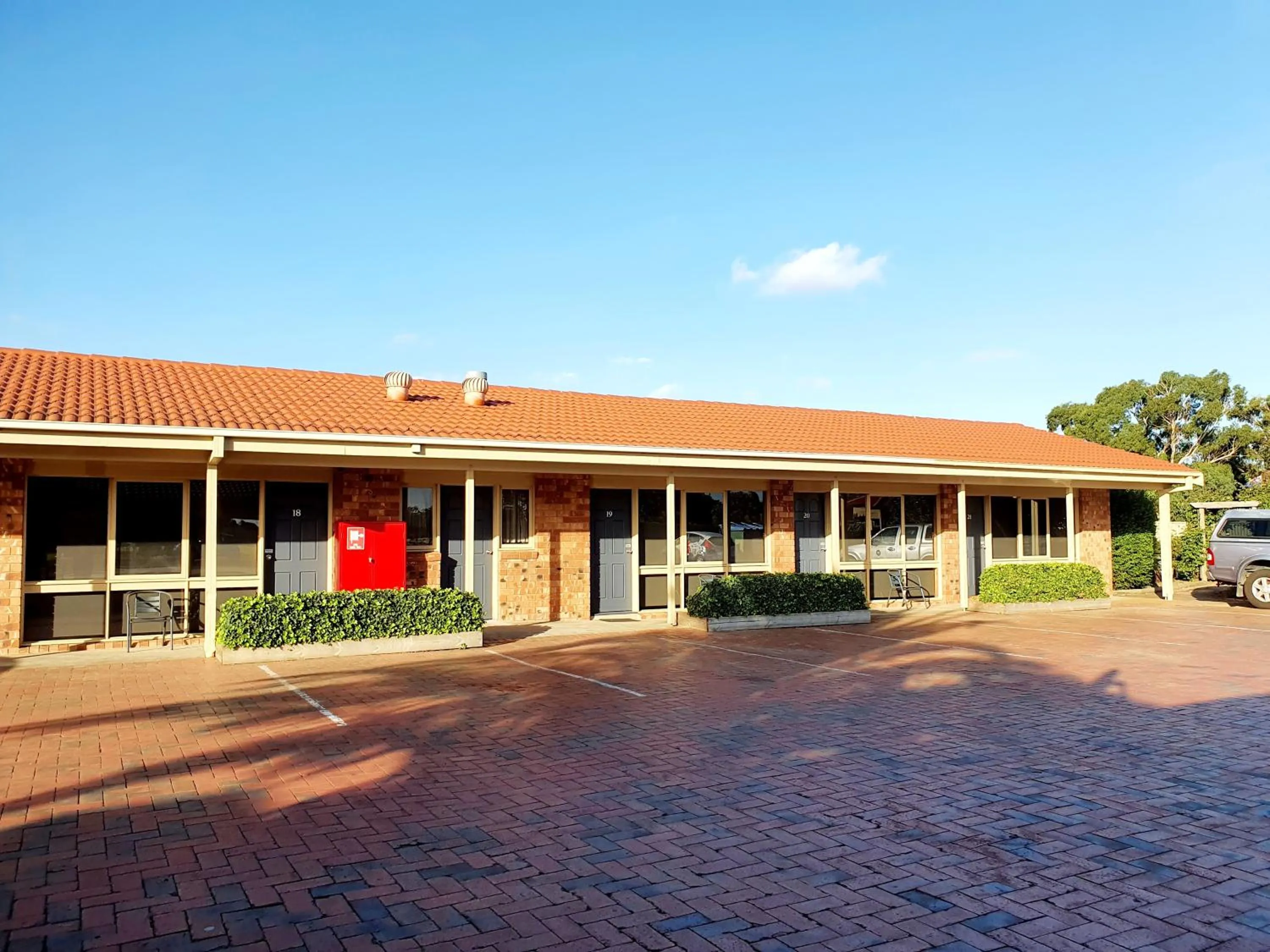 Property building in Werribee Park Motor Inn