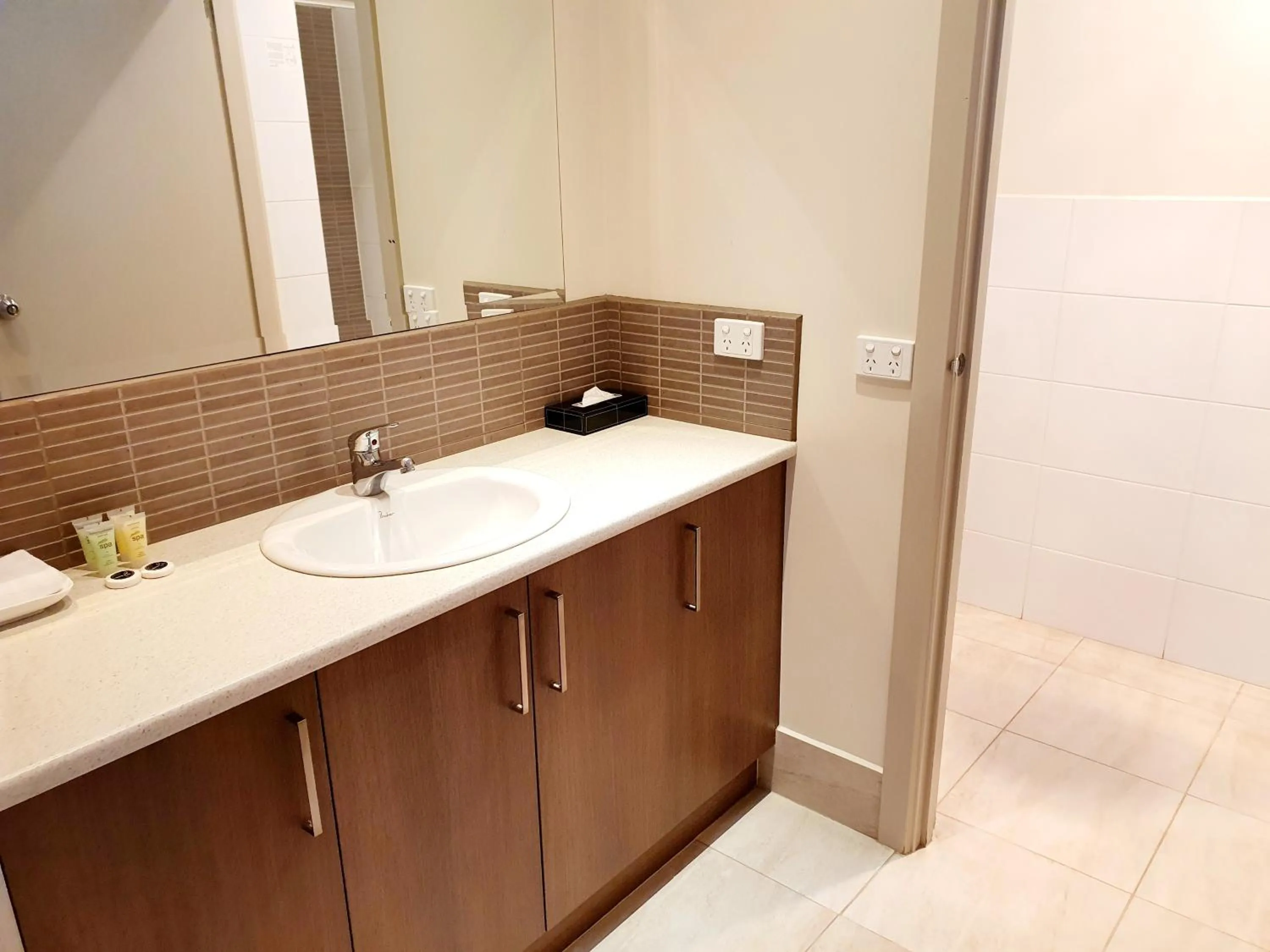 Bathroom in Werribee Park Motor Inn