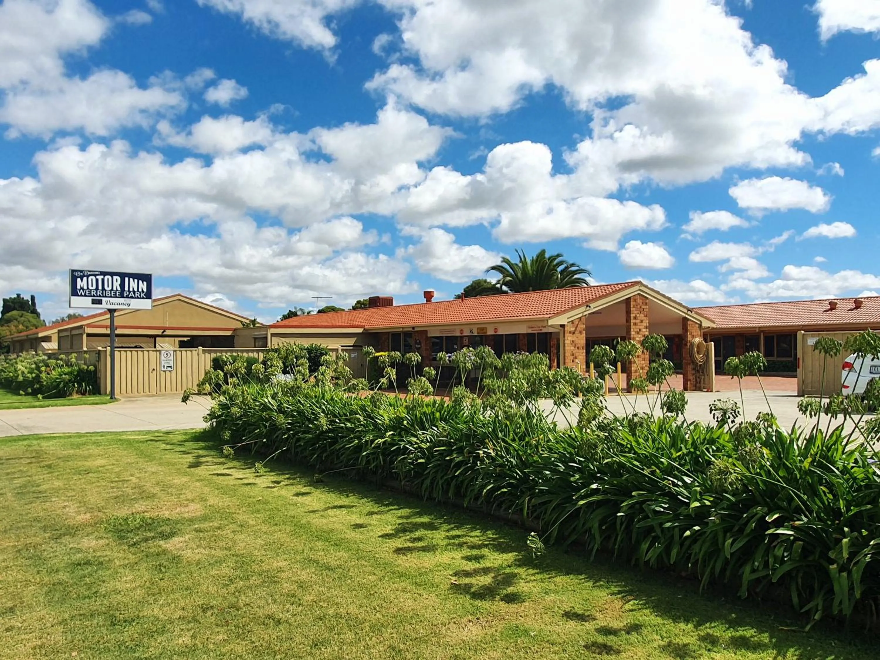 Property building in Werribee Park Motor Inn