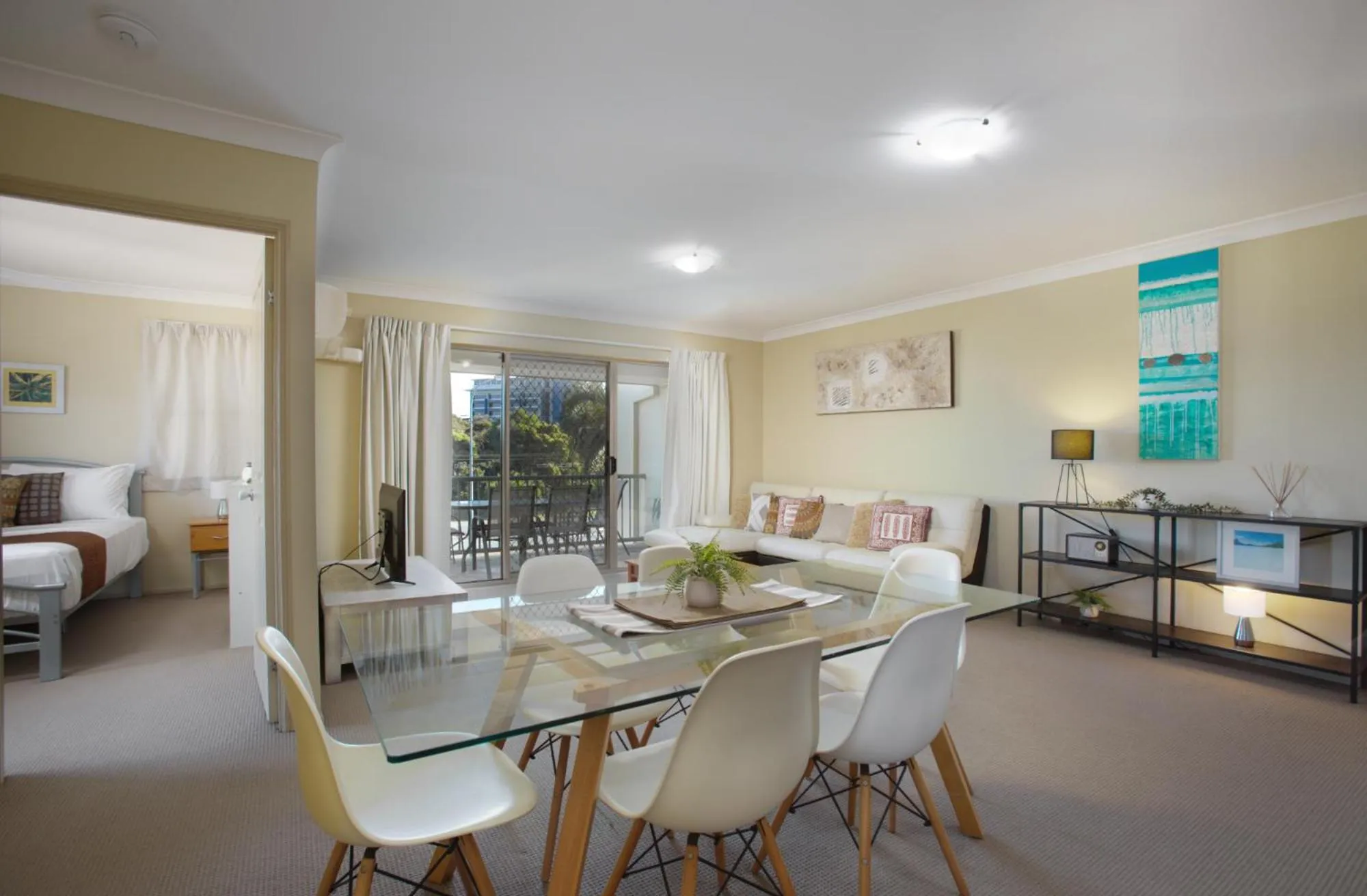 TV and multimedia in Bila Vista Kirra Beachside Apartments