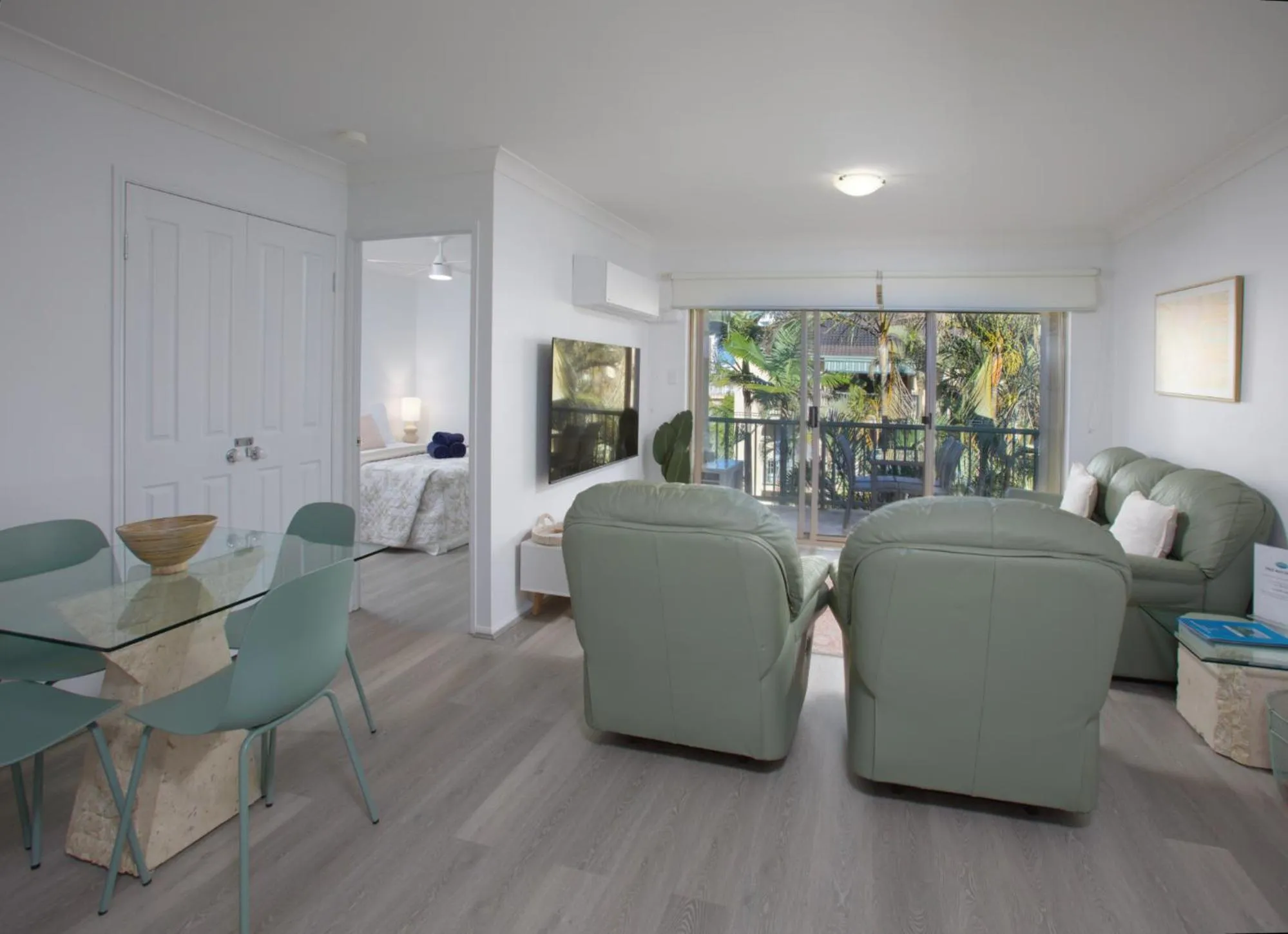 TV and multimedia in Bila Vista Kirra Beachside Apartments