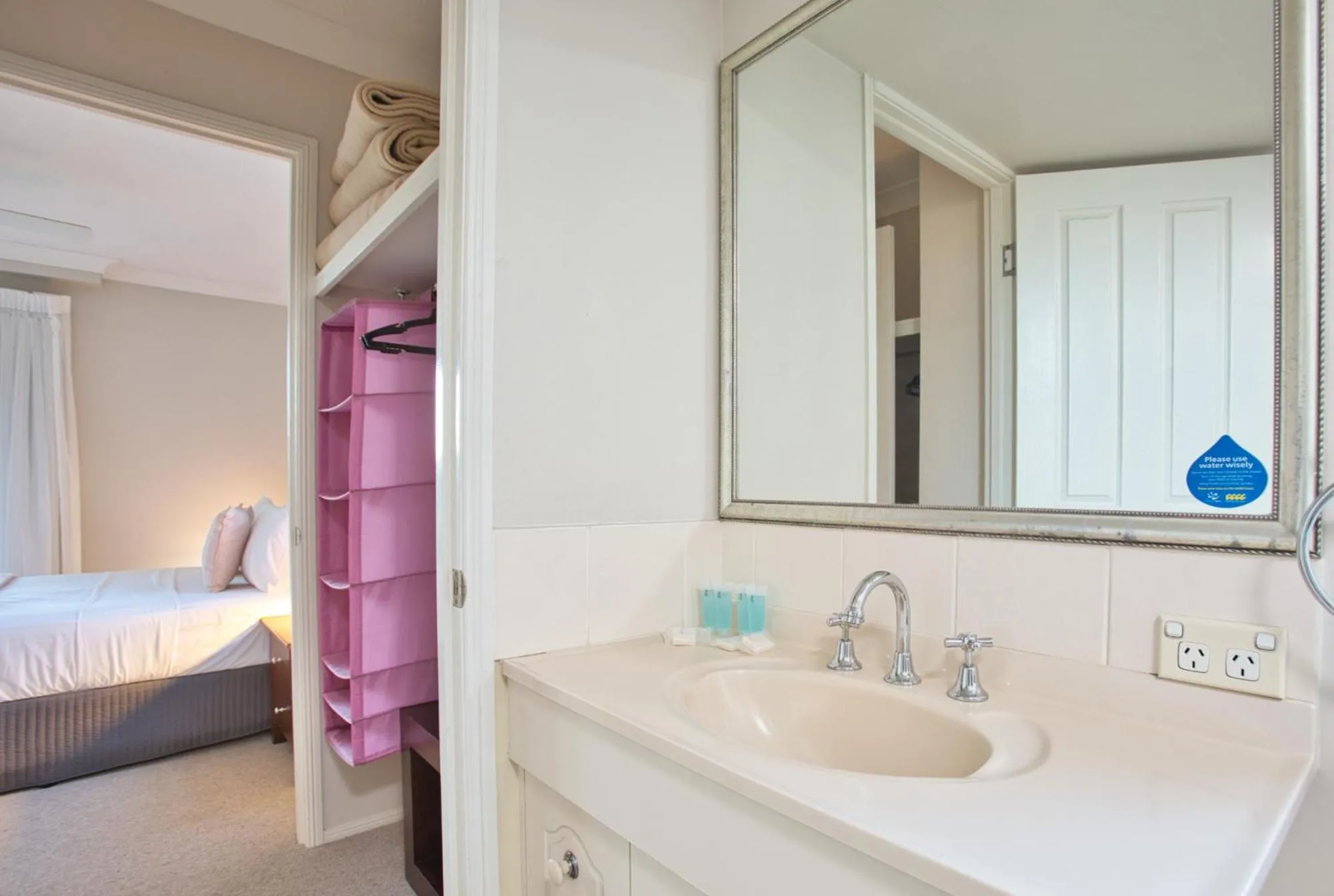 Bathroom, Bed in Bila Vista Kirra Beachside Apartments