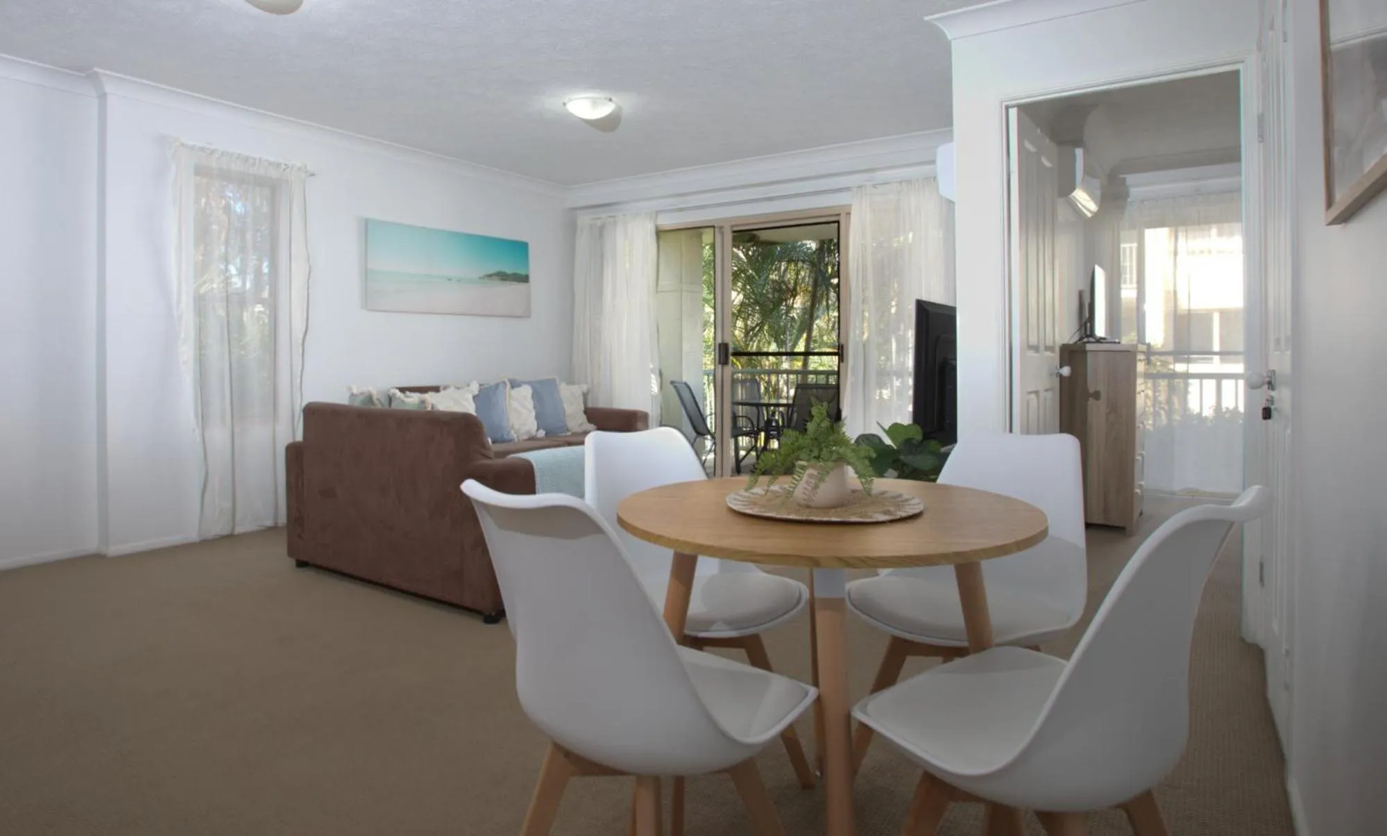 TV and multimedia in Bila Vista Kirra Beachside Apartments