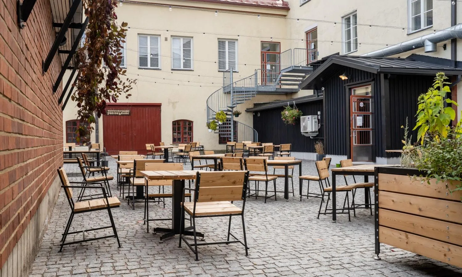 Property building in Hotelli Ville