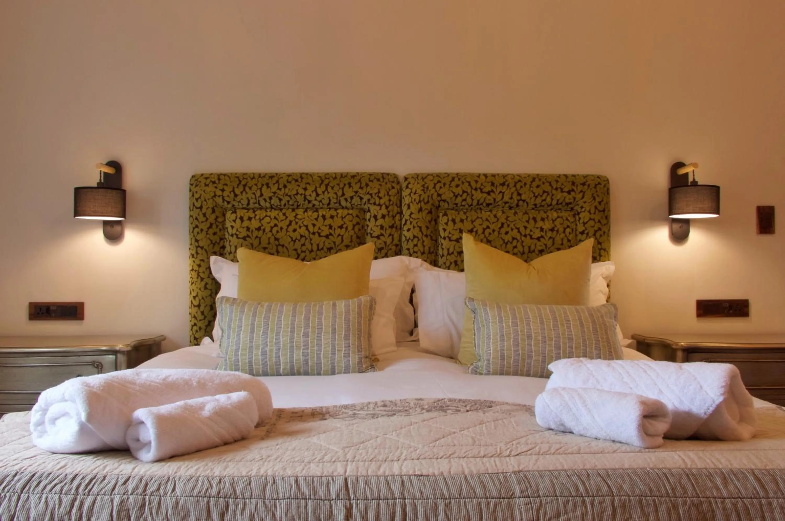 Bed in Shaloha Guesthouse on Supertubes