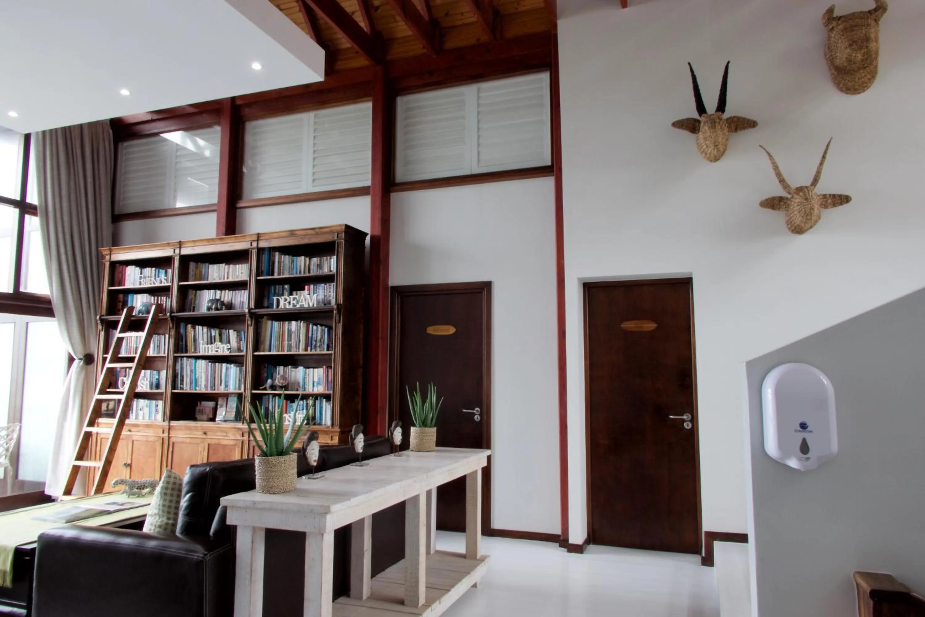 Communal lounge/ TV room in Shaloha Guesthouse on Supertubes