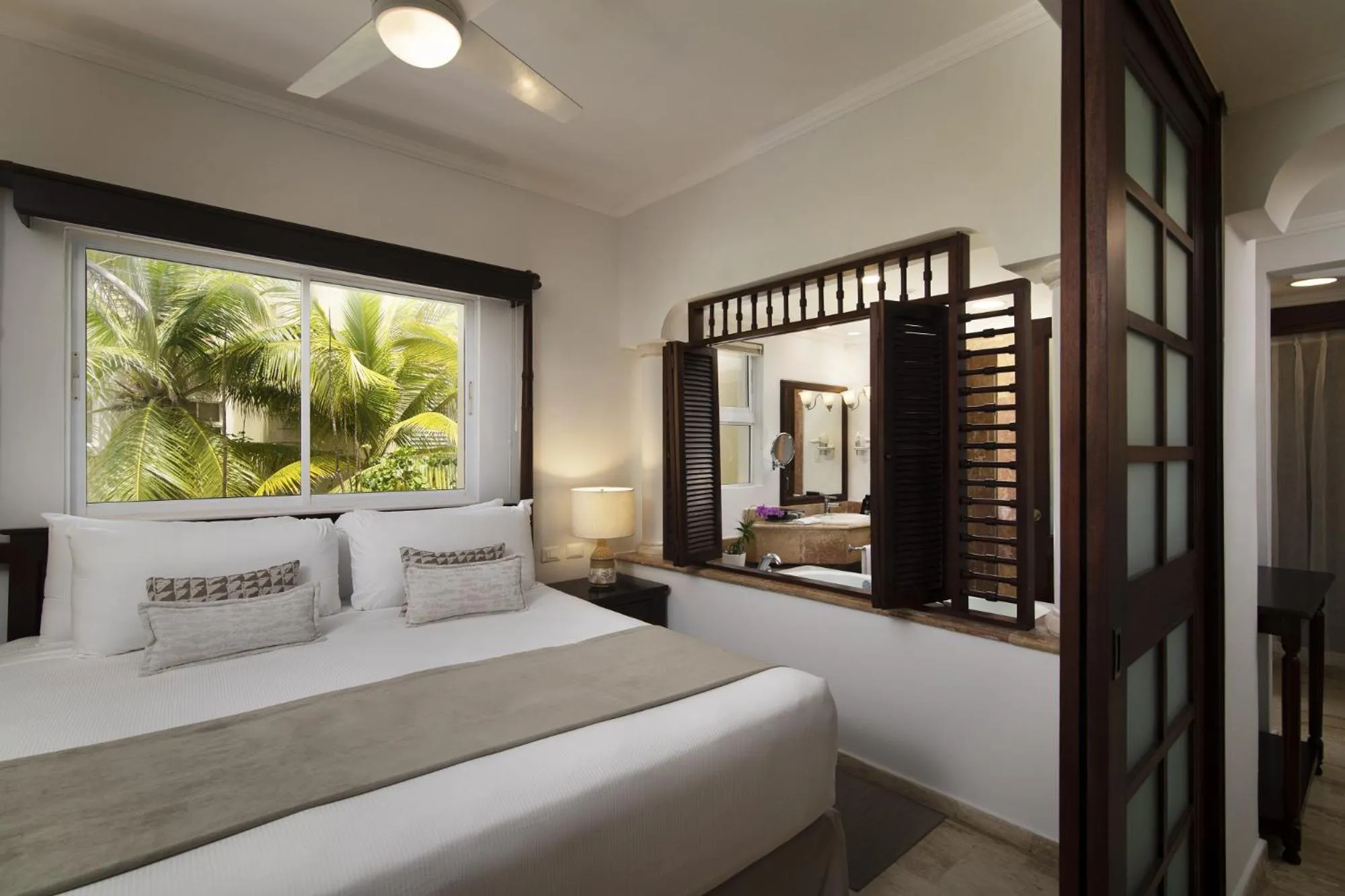 Toilet, Bed in Meliá Caribe Beach Resort-All Inclusive