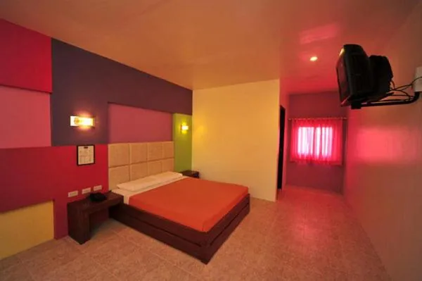 Bed in Hollywood Drive-In Hotel