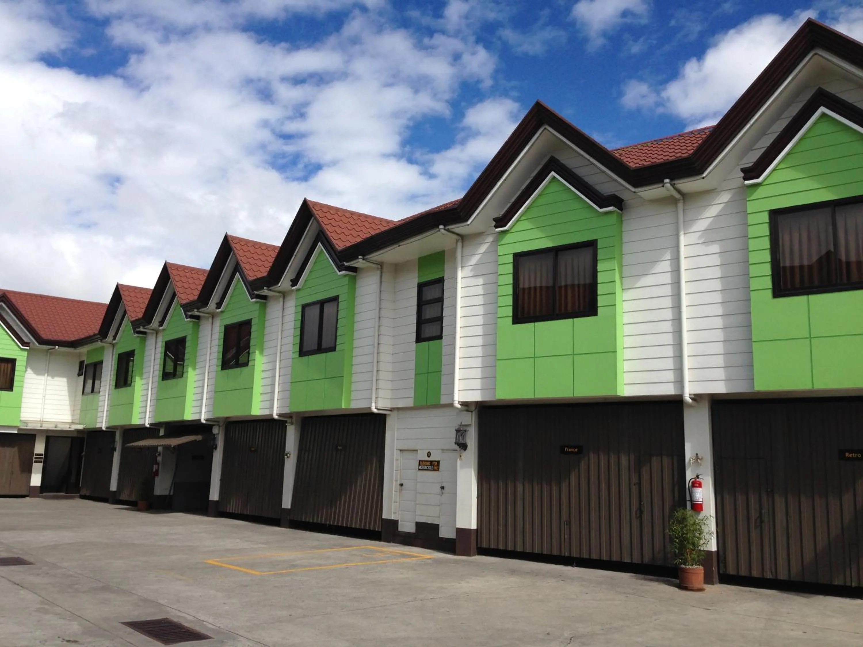 Facade/entrance in Hollywood Drive-In Hotel