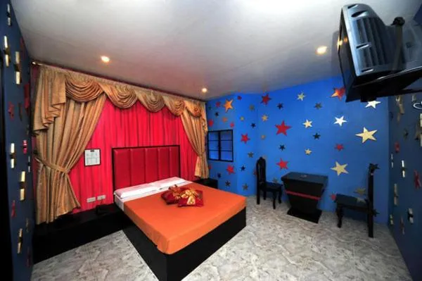 Bed in Hollywood Drive-In Hotel