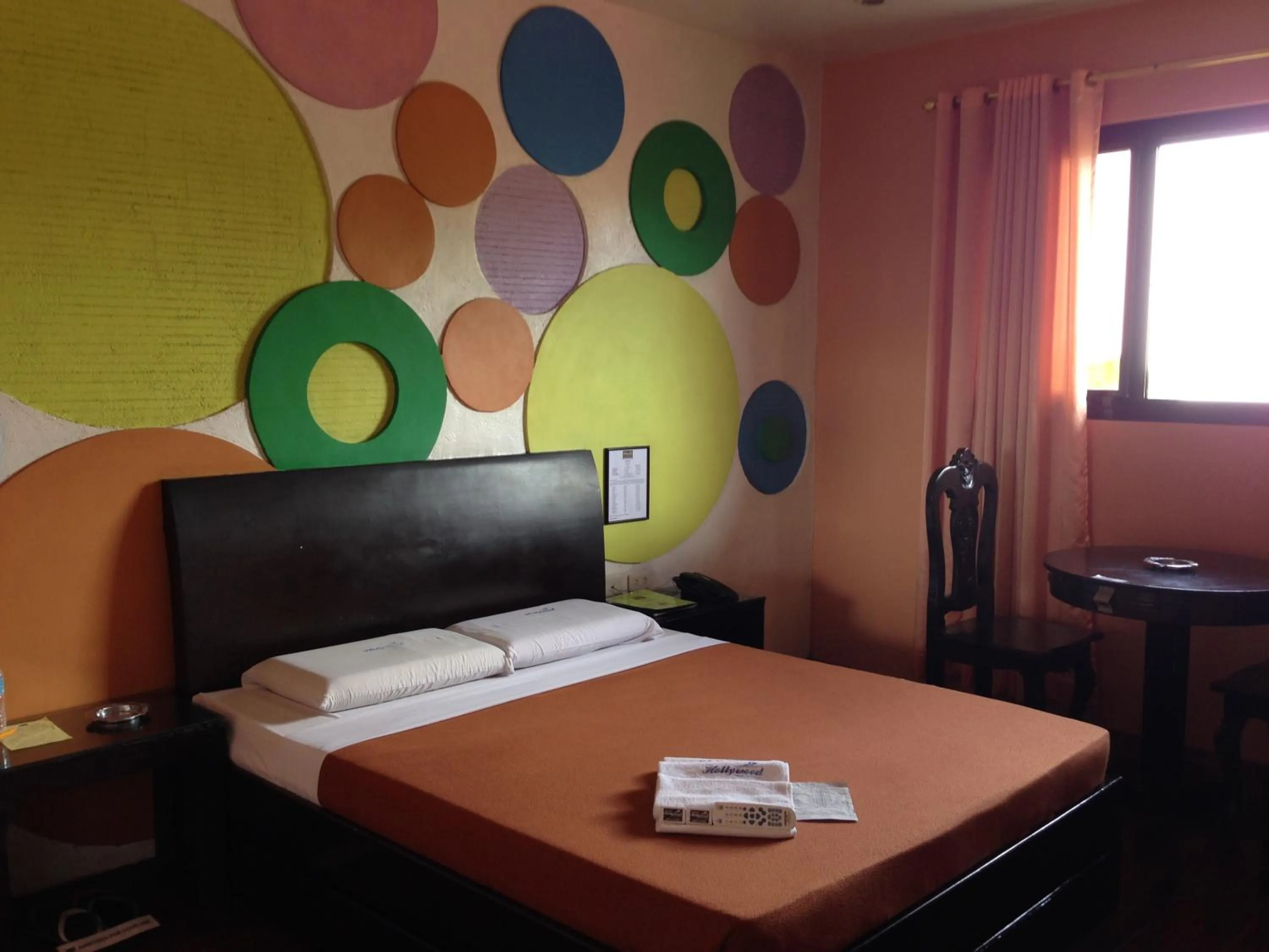 Bed in Hollywood Drive-In Hotel