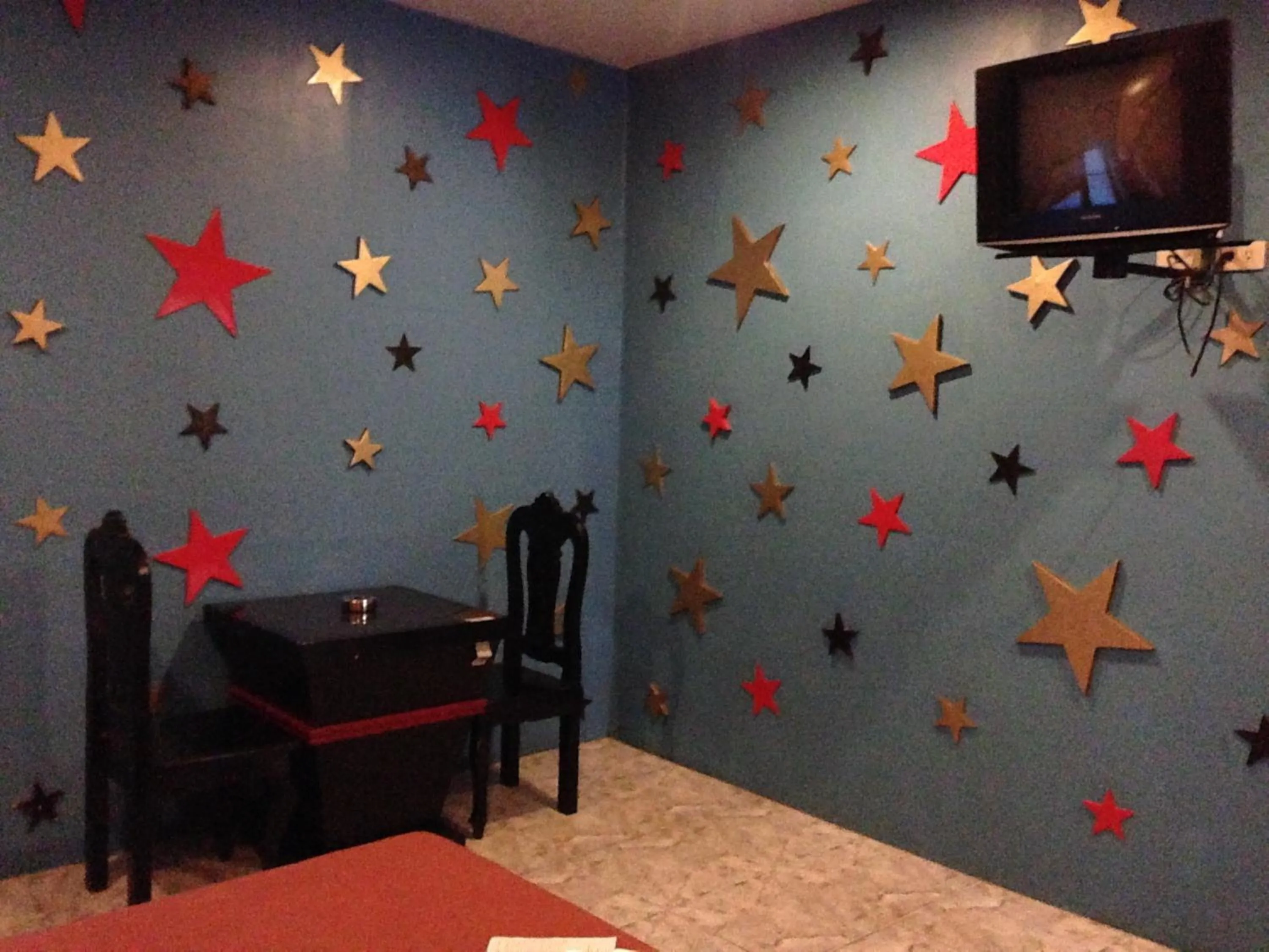 Photo of the whole room in Hollywood Drive-In Hotel