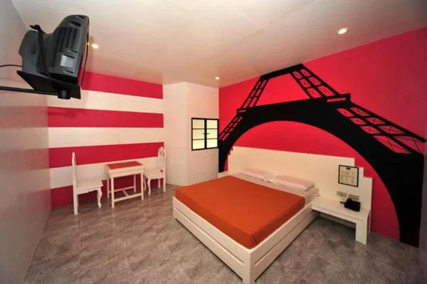 Bed in Hollywood Drive-In Hotel