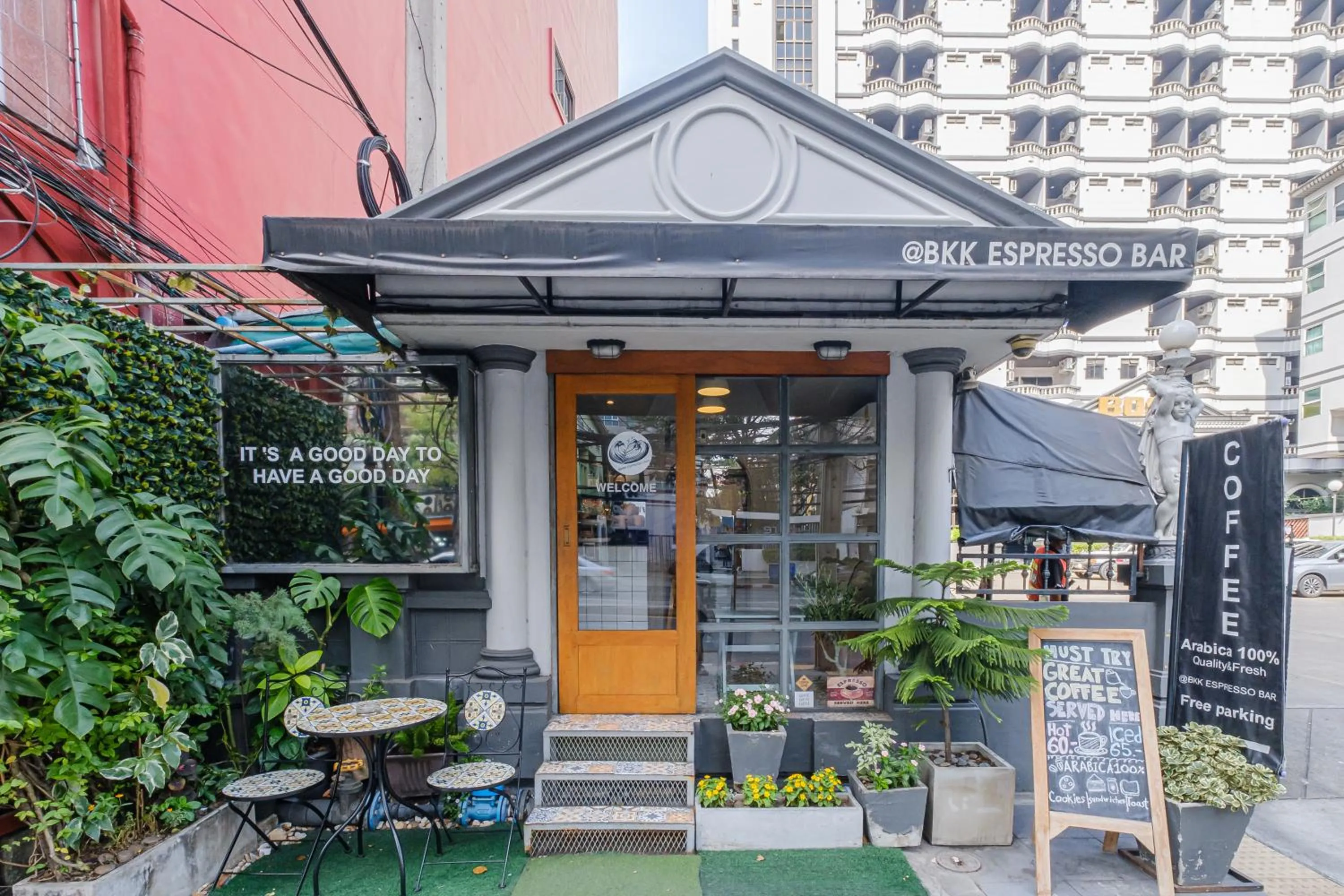 Restaurant/places to eat in Boss Mansion