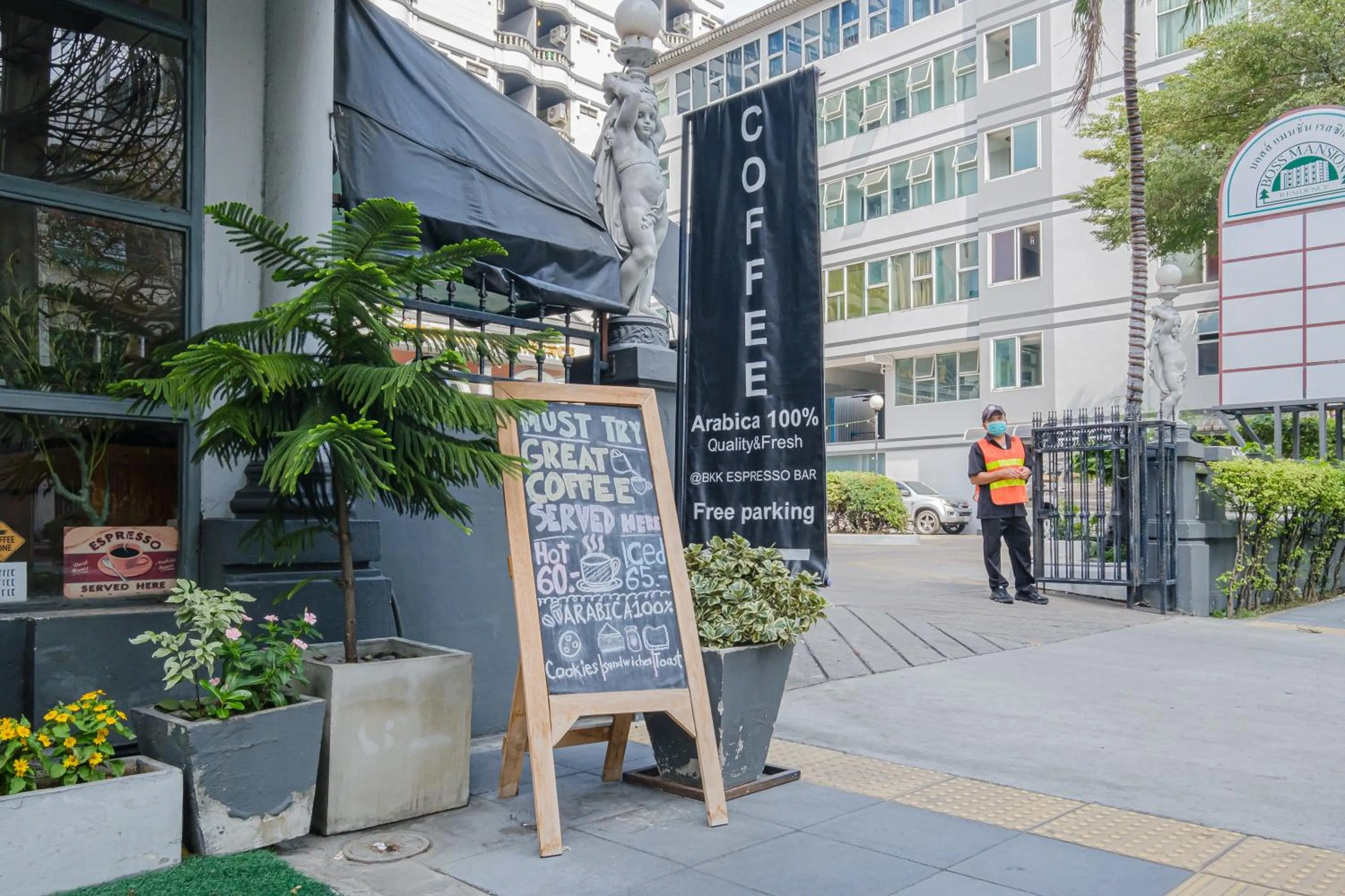 Restaurant/places to eat in Boss Mansion