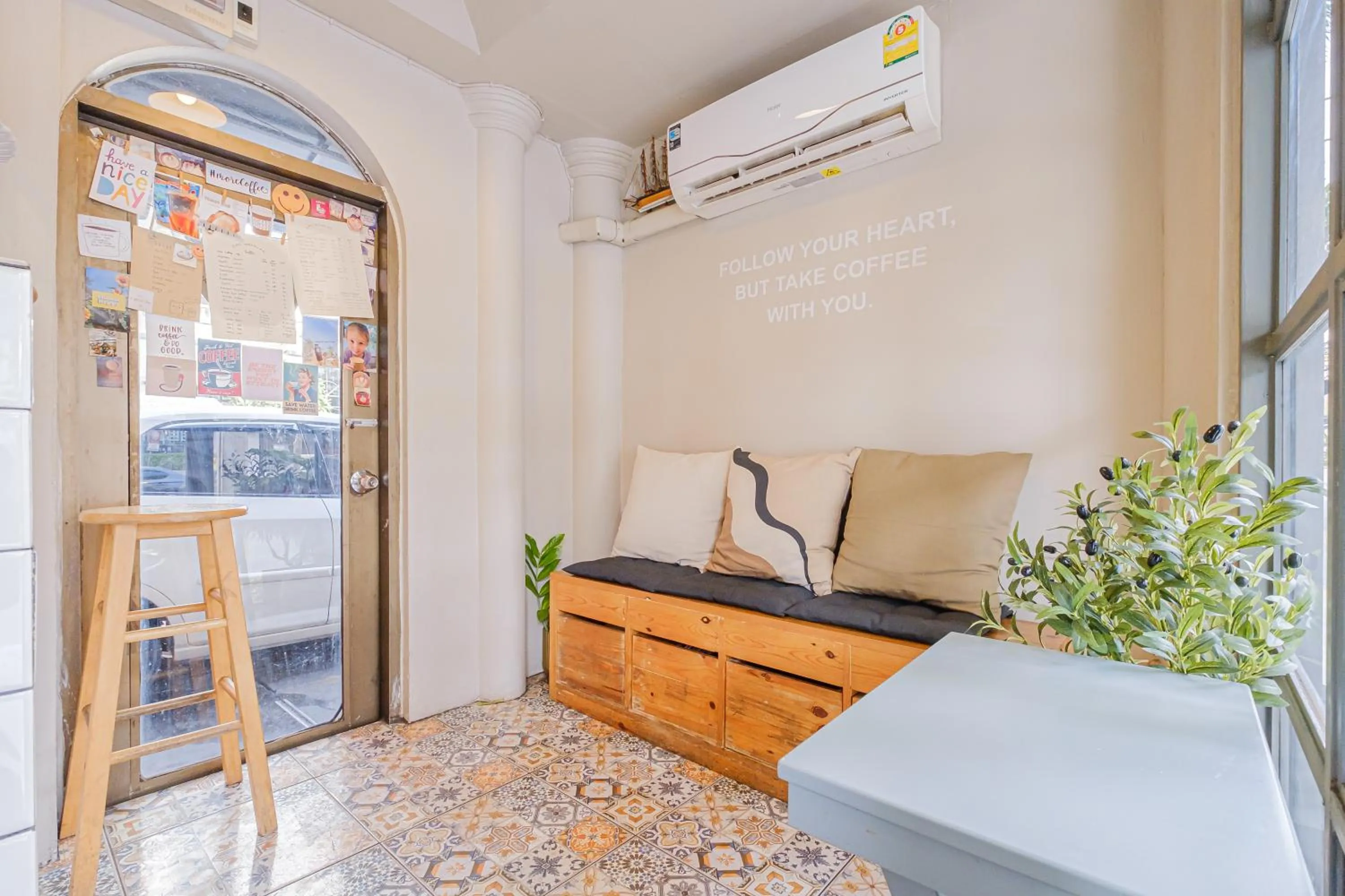 Restaurant/places to eat in Boss Mansion