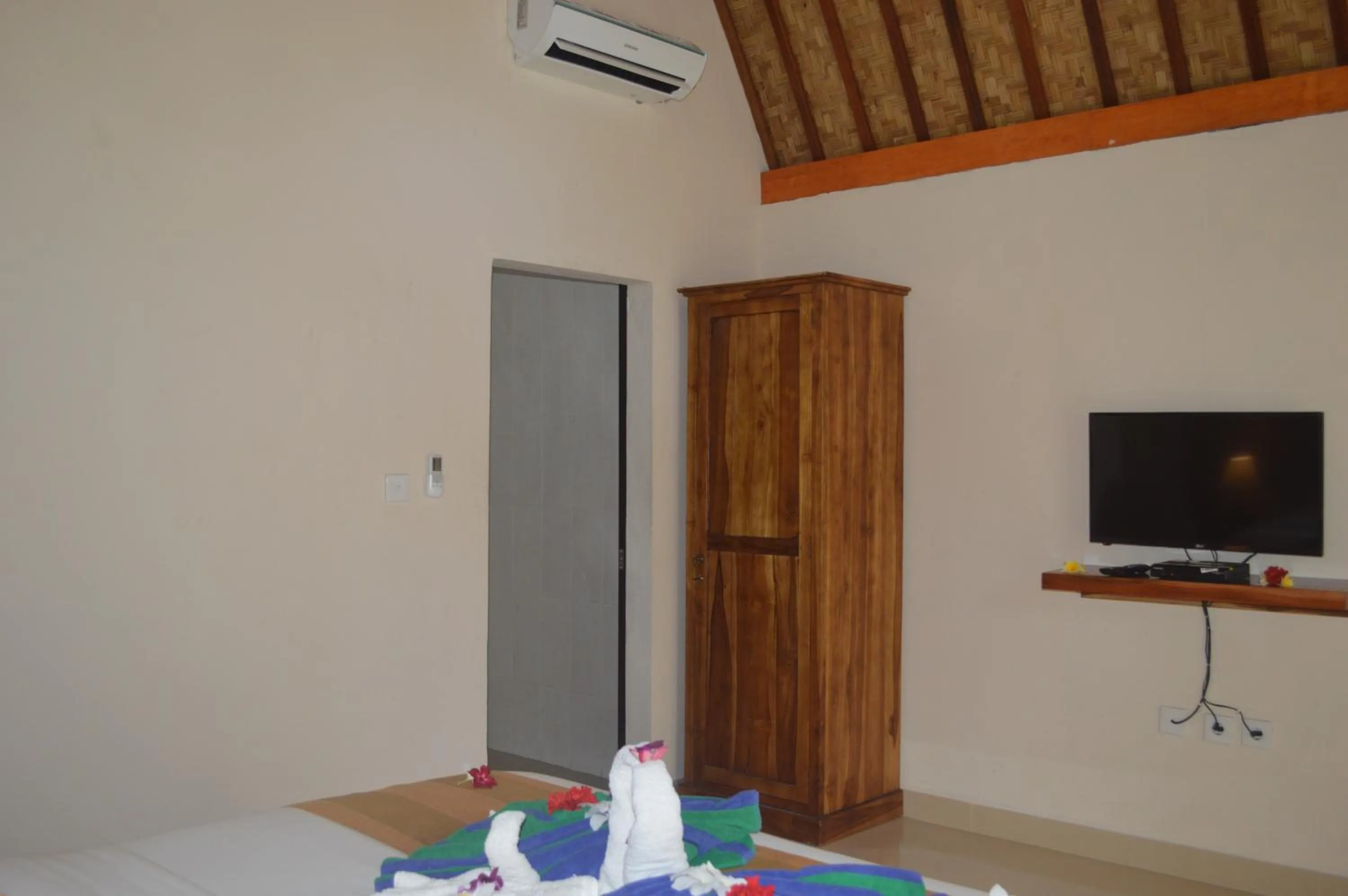 Communal lounge/ TV room in Penida Bay Village