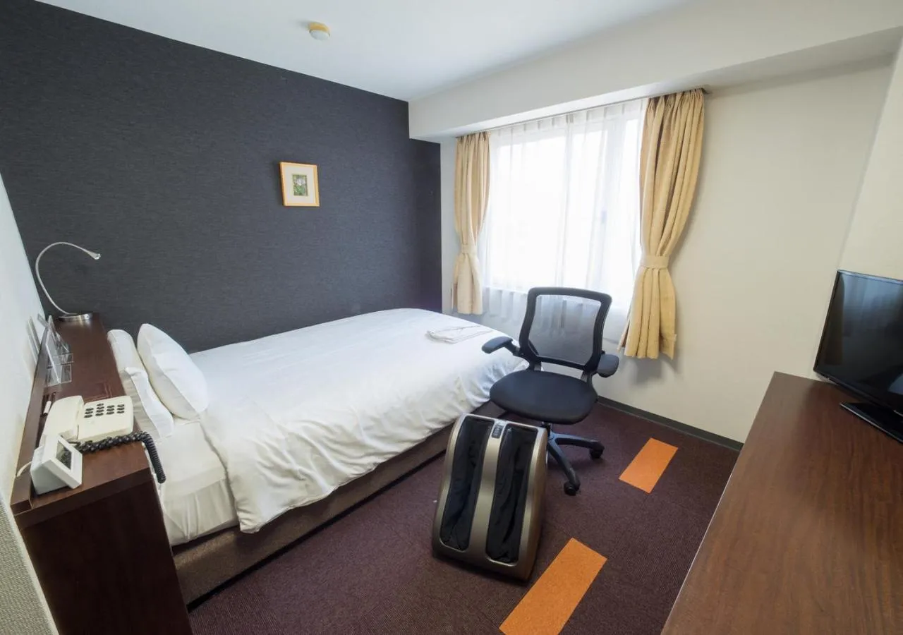 Photo of the whole room, Bed in Hotel Shin Osaka