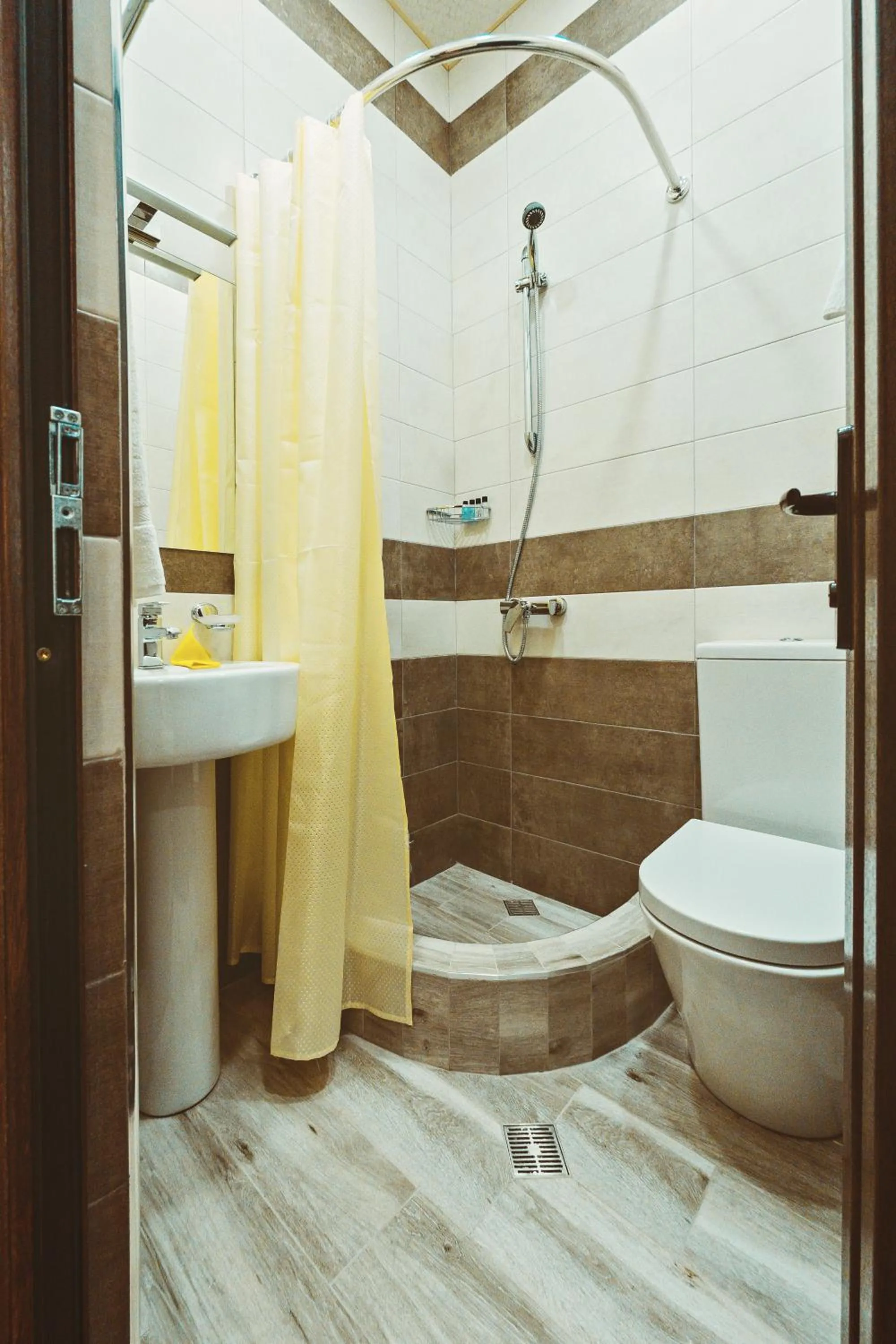 Shower in L'image Art Hotel