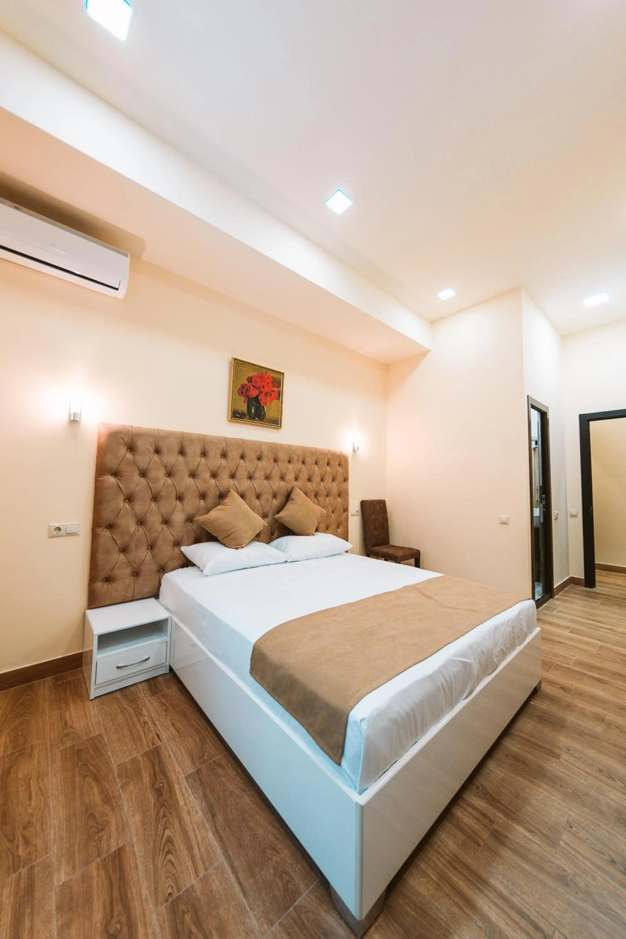 Photo of the whole room, Bed in L'image Art Hotel