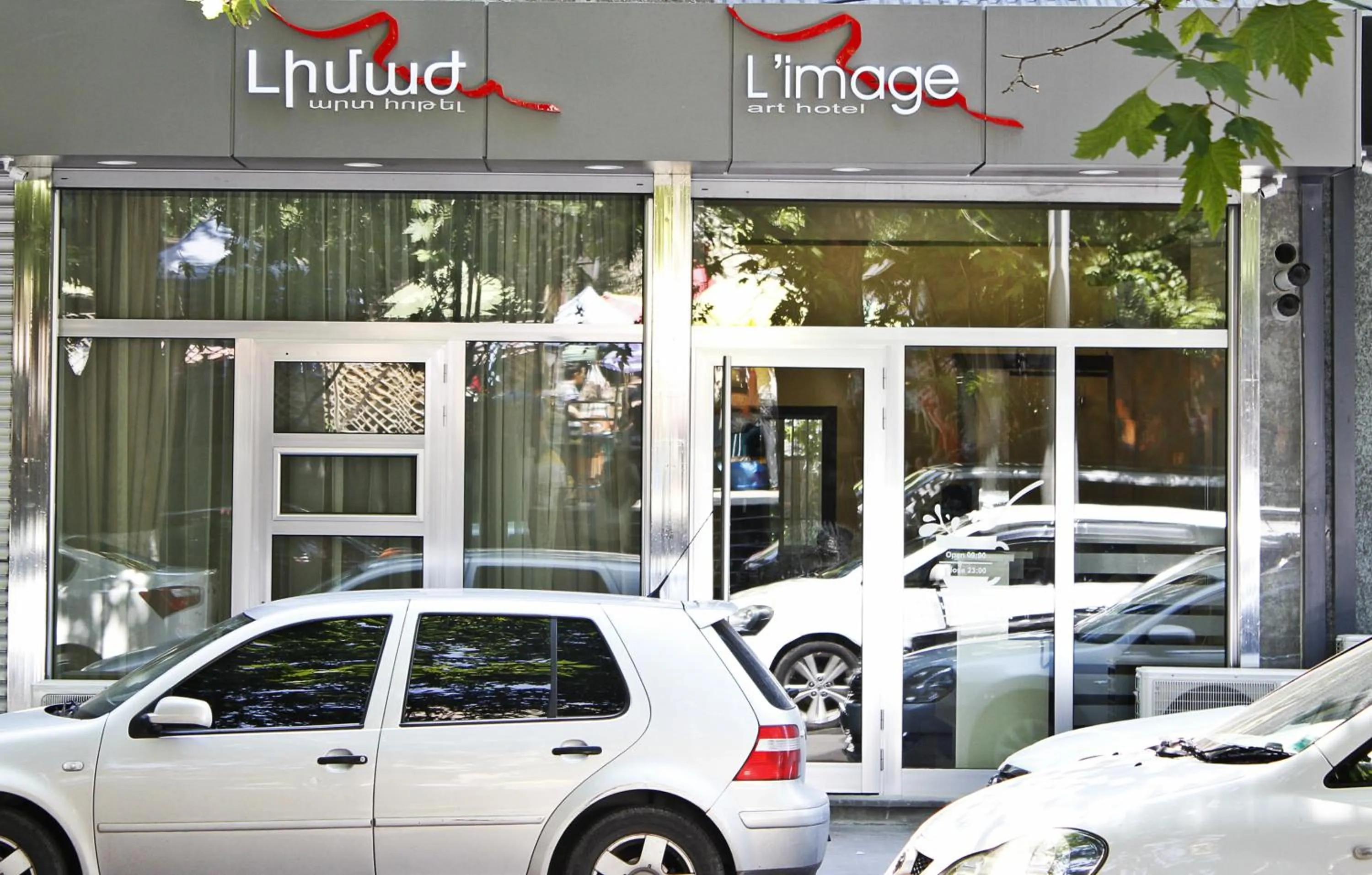 Facade/entrance in L'image Art Hotel