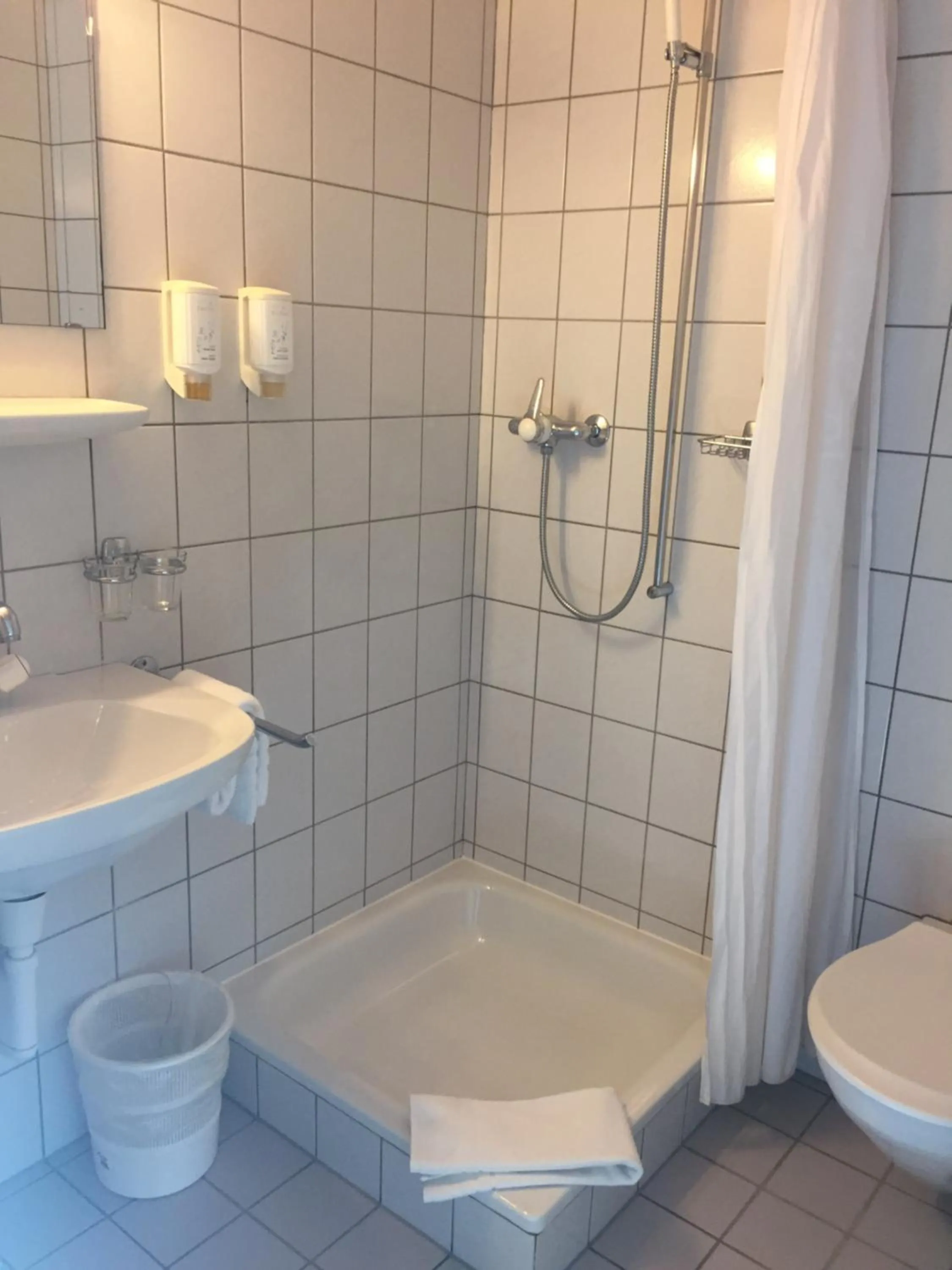 Bathroom in Hôtel de France