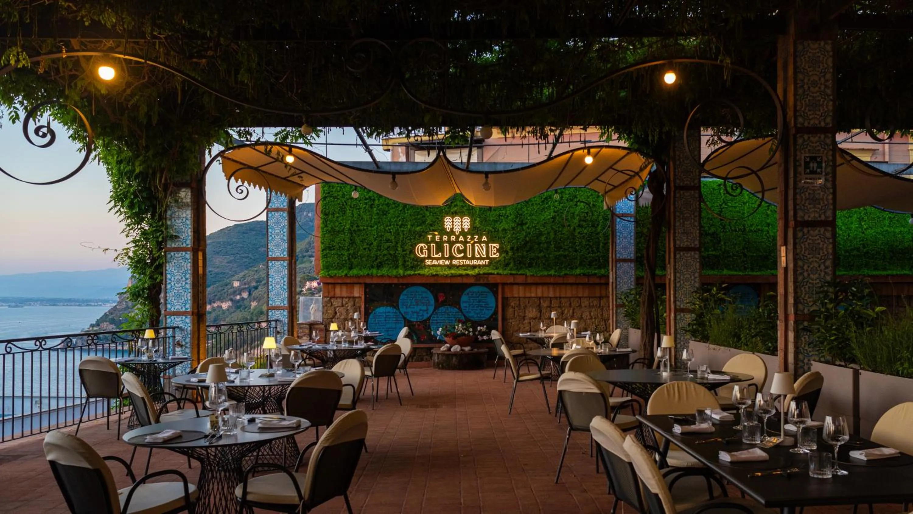 Restaurant/places to eat in Aequa Hotel