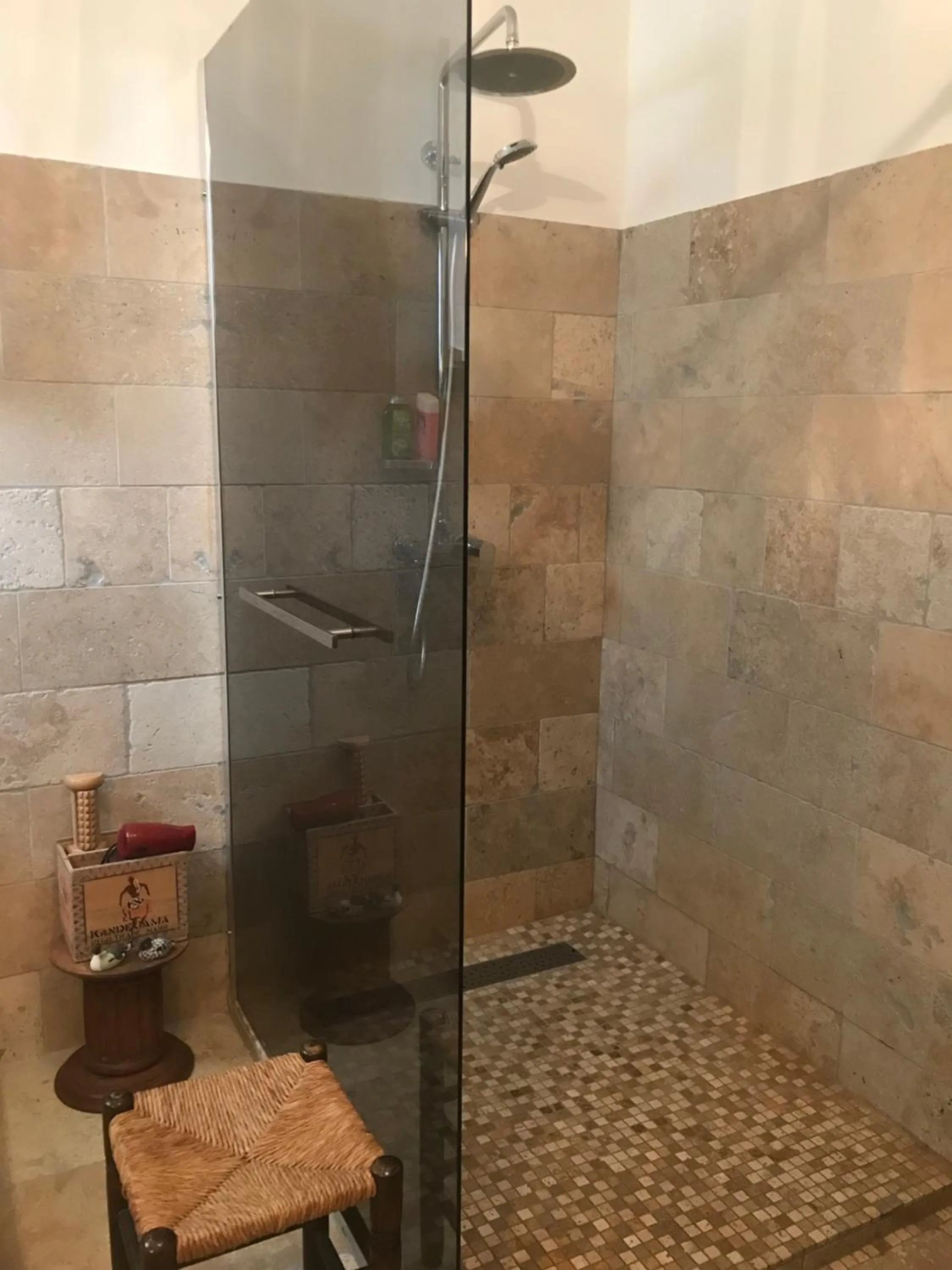 Shower in Oustau du Ventoux