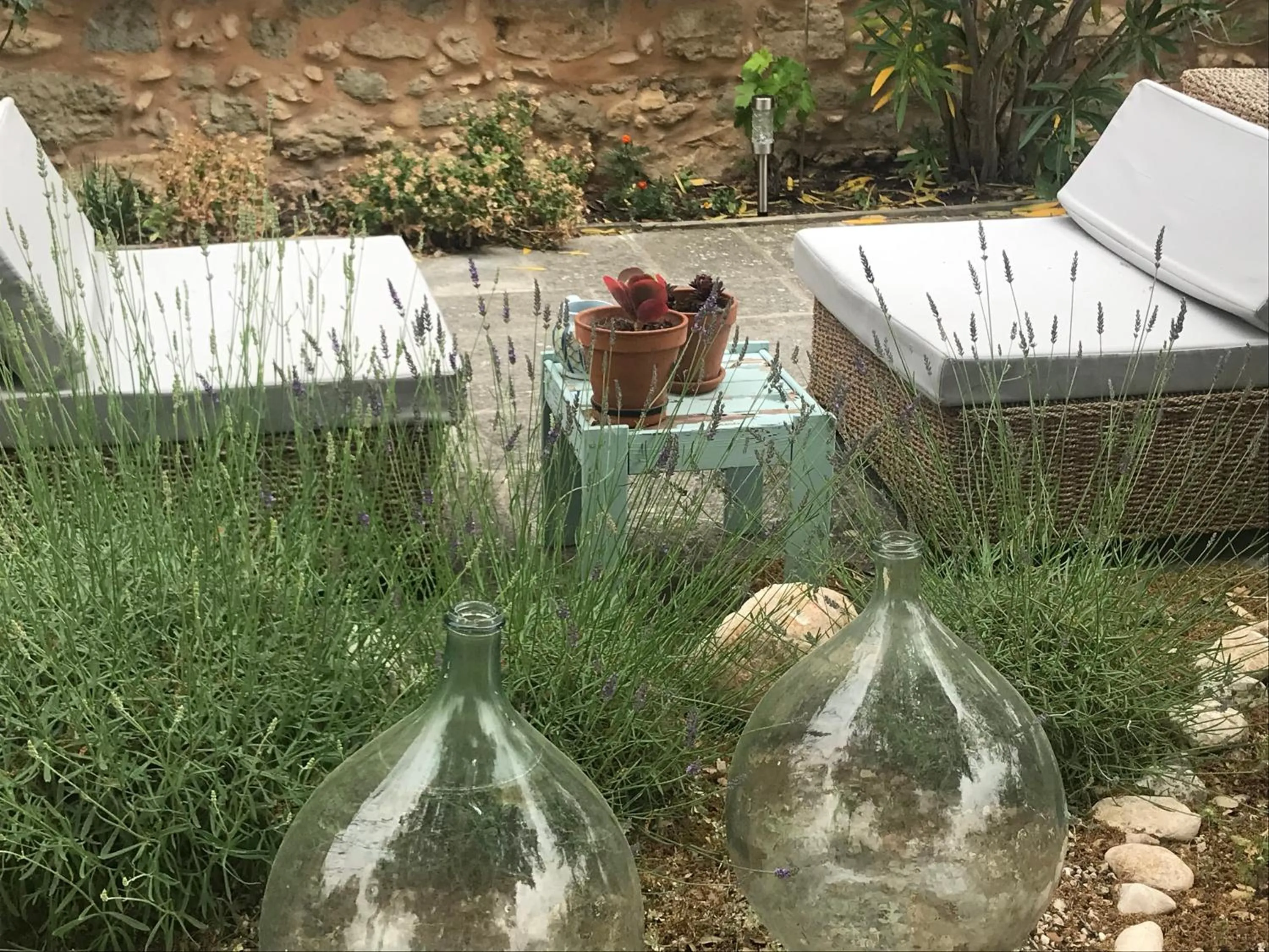 Decorative detail in Oustau du Ventoux