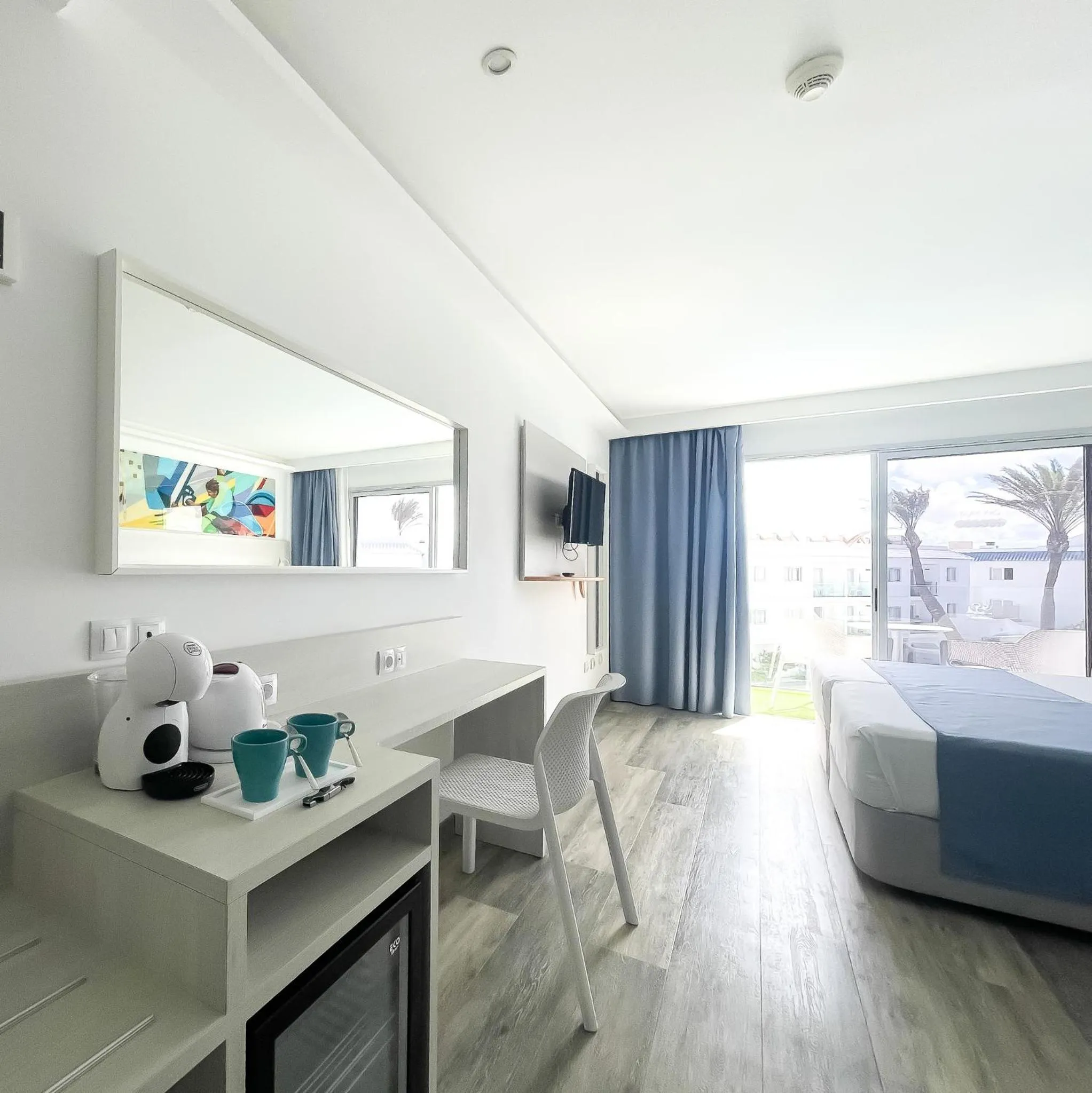 TV and multimedia, Bed in Corralejo Surfing Colors Hotel&Apartments