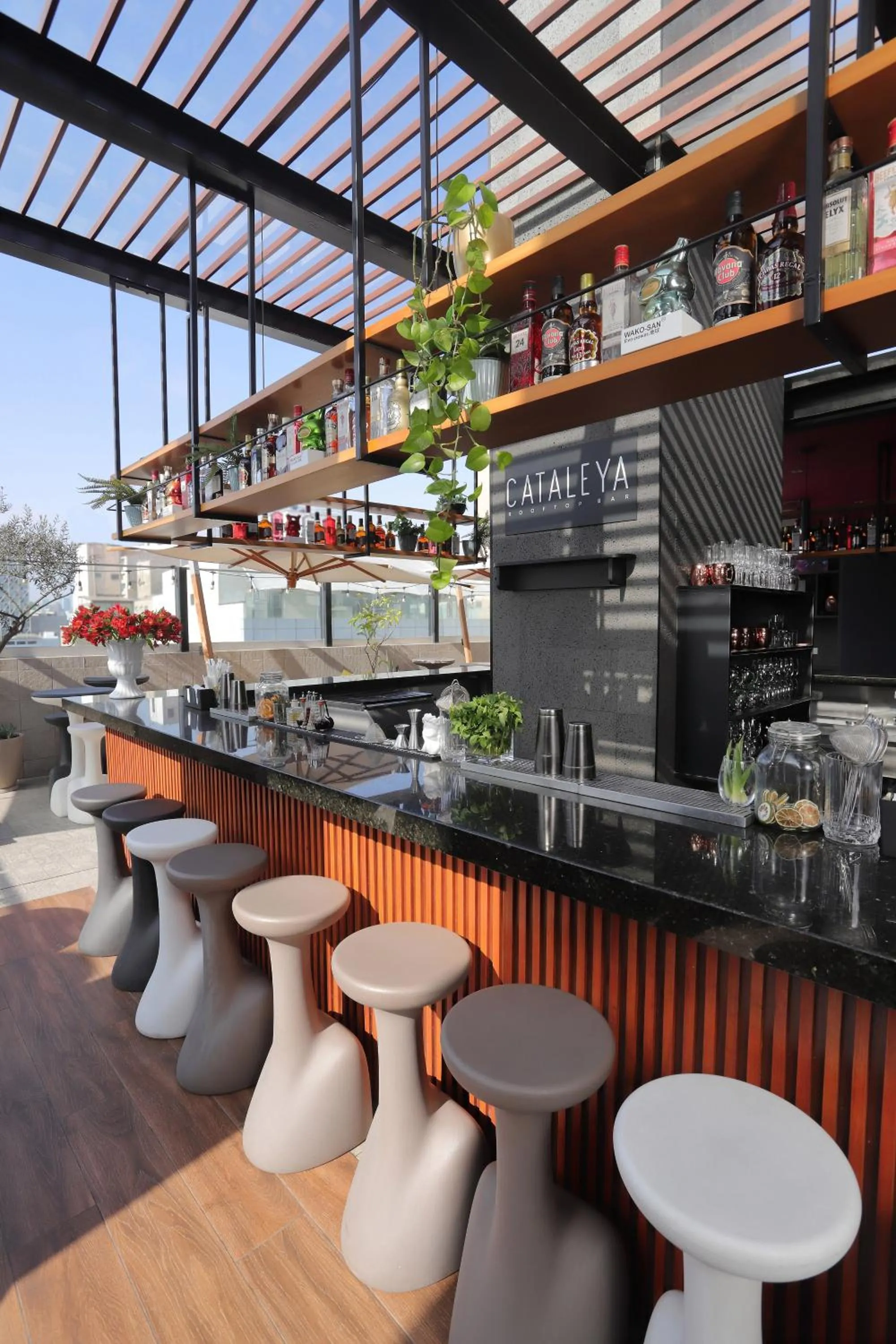 Lounge or bar in INNSiDE by Meliá Lima Miraflores