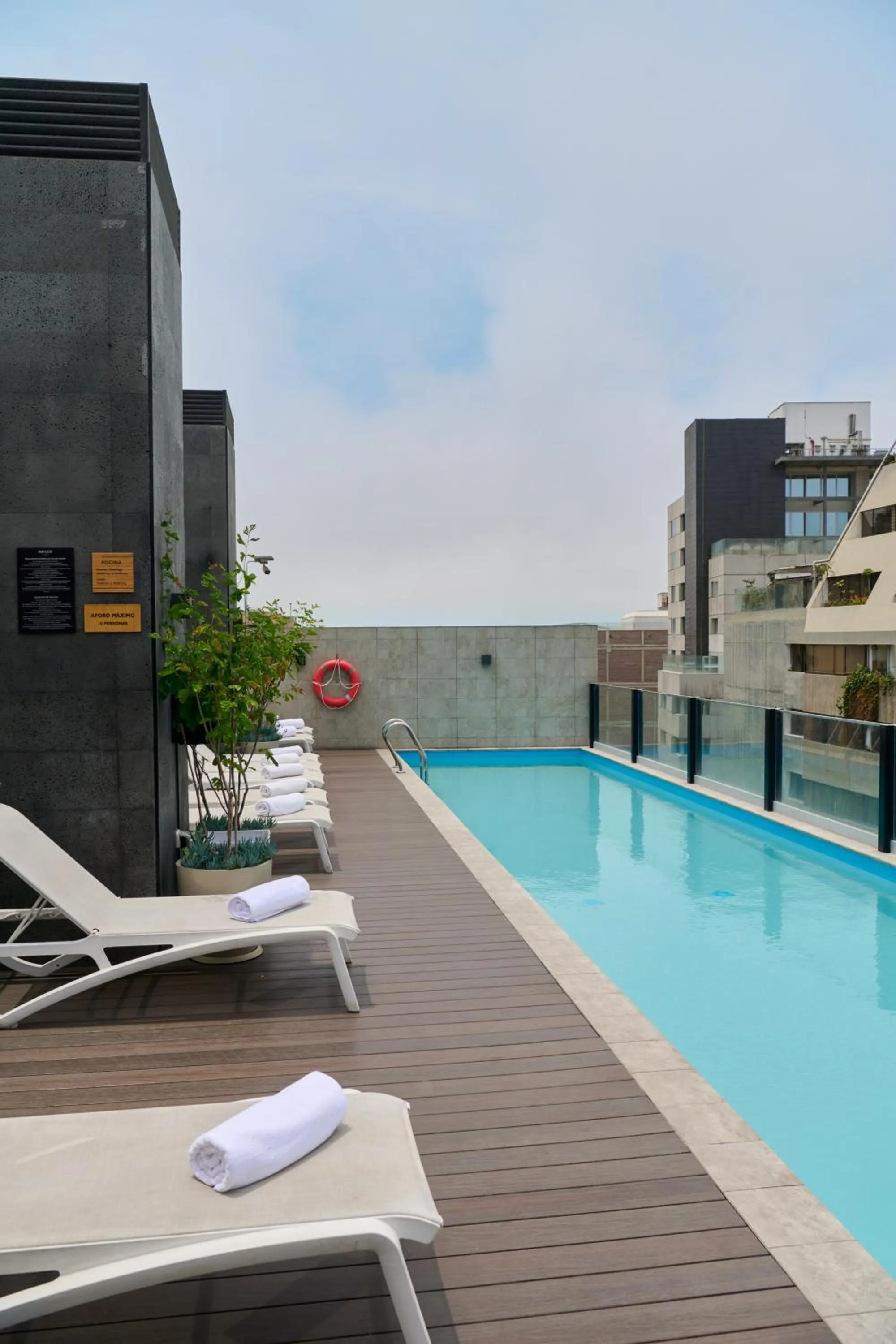 Swimming pool in INNSiDE by Meliá Lima Miraflores