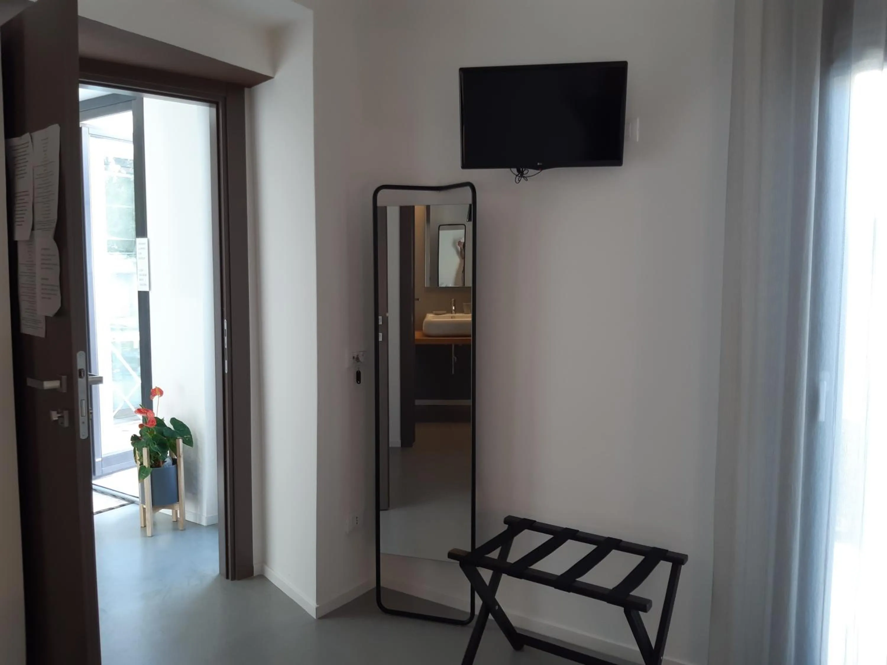 Photo of the whole room in Patio 101 "Exclusive"