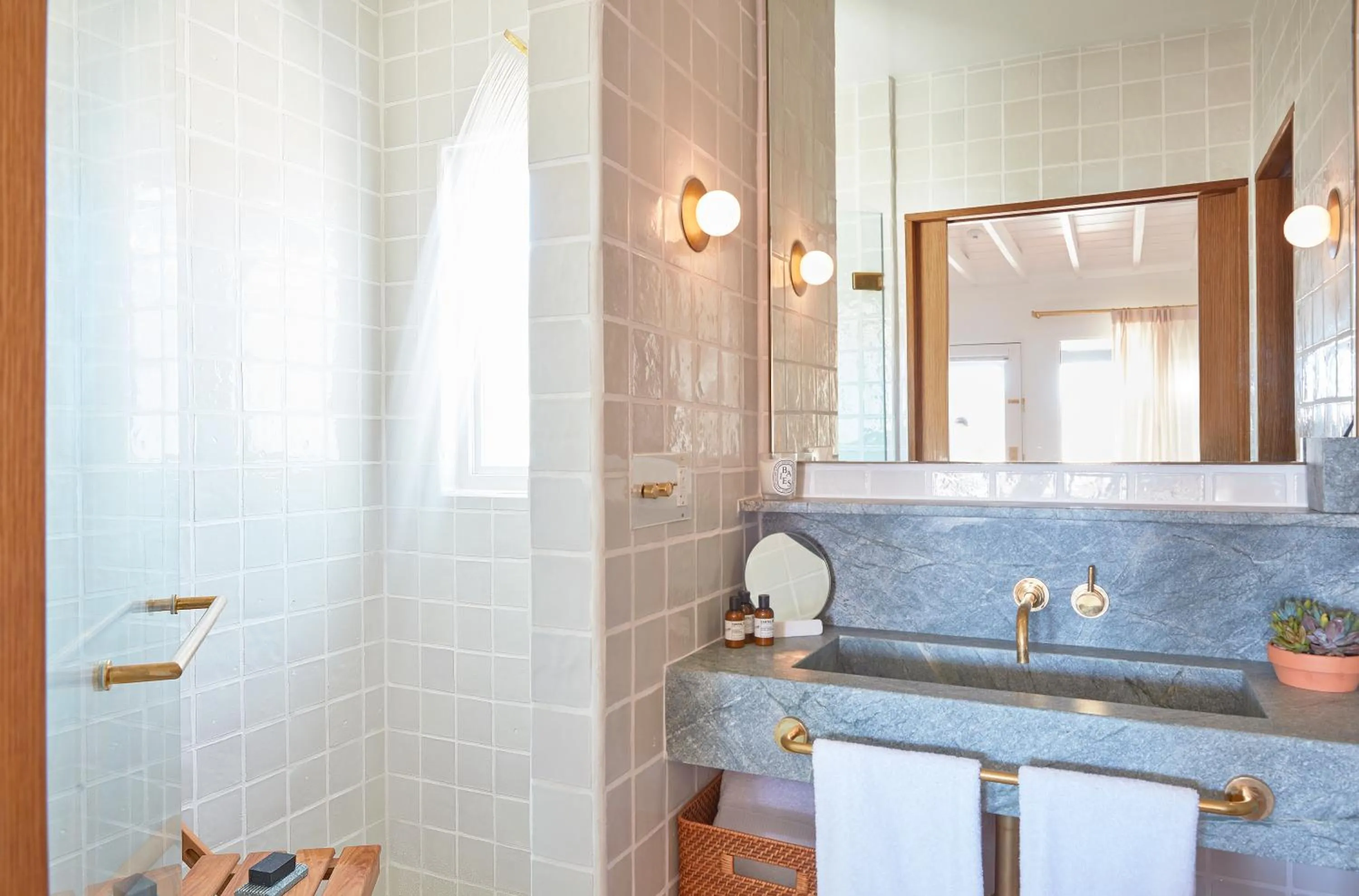 Shower in Hotel Joaquin