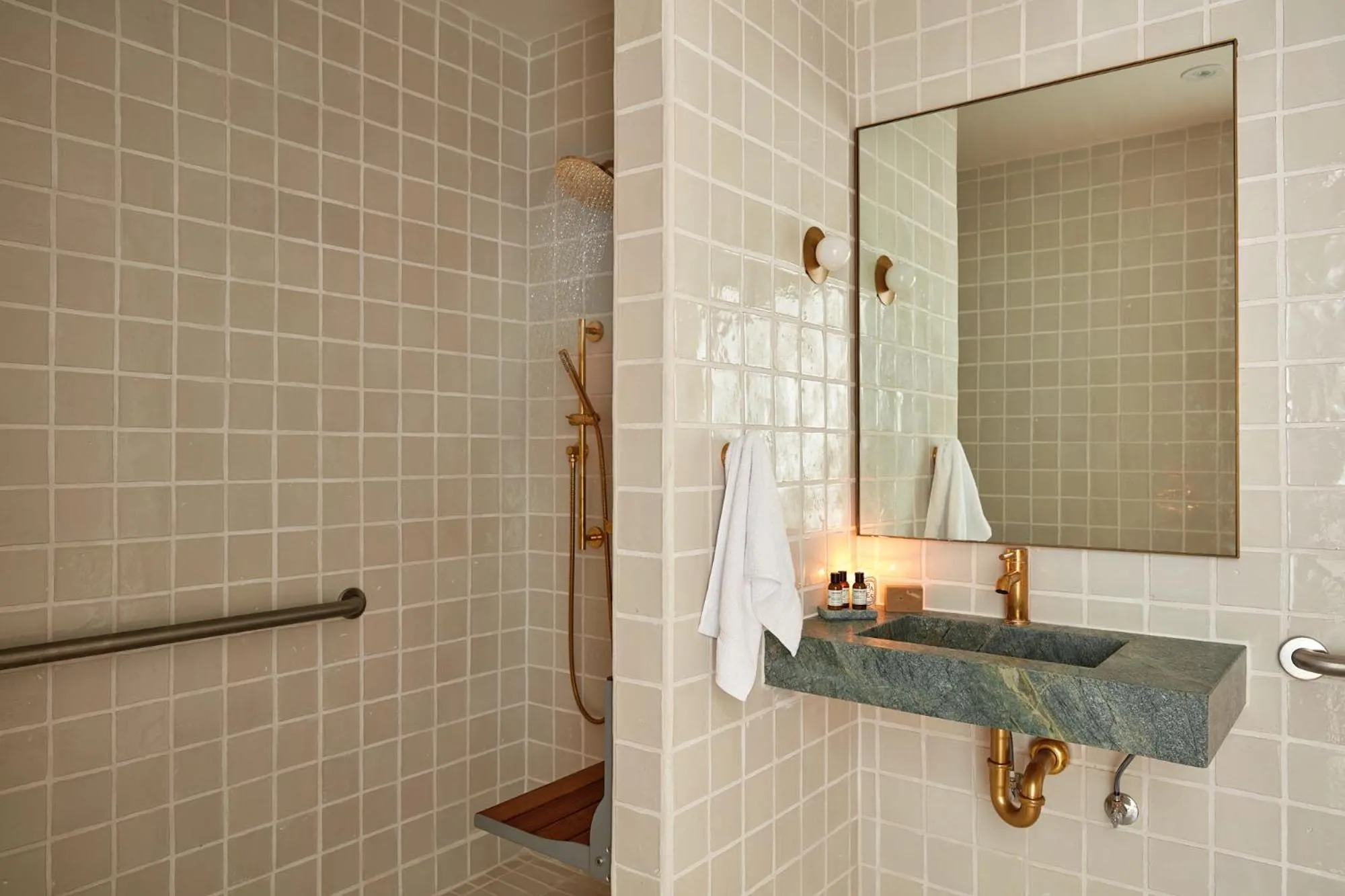 Shower in Hotel Joaquin