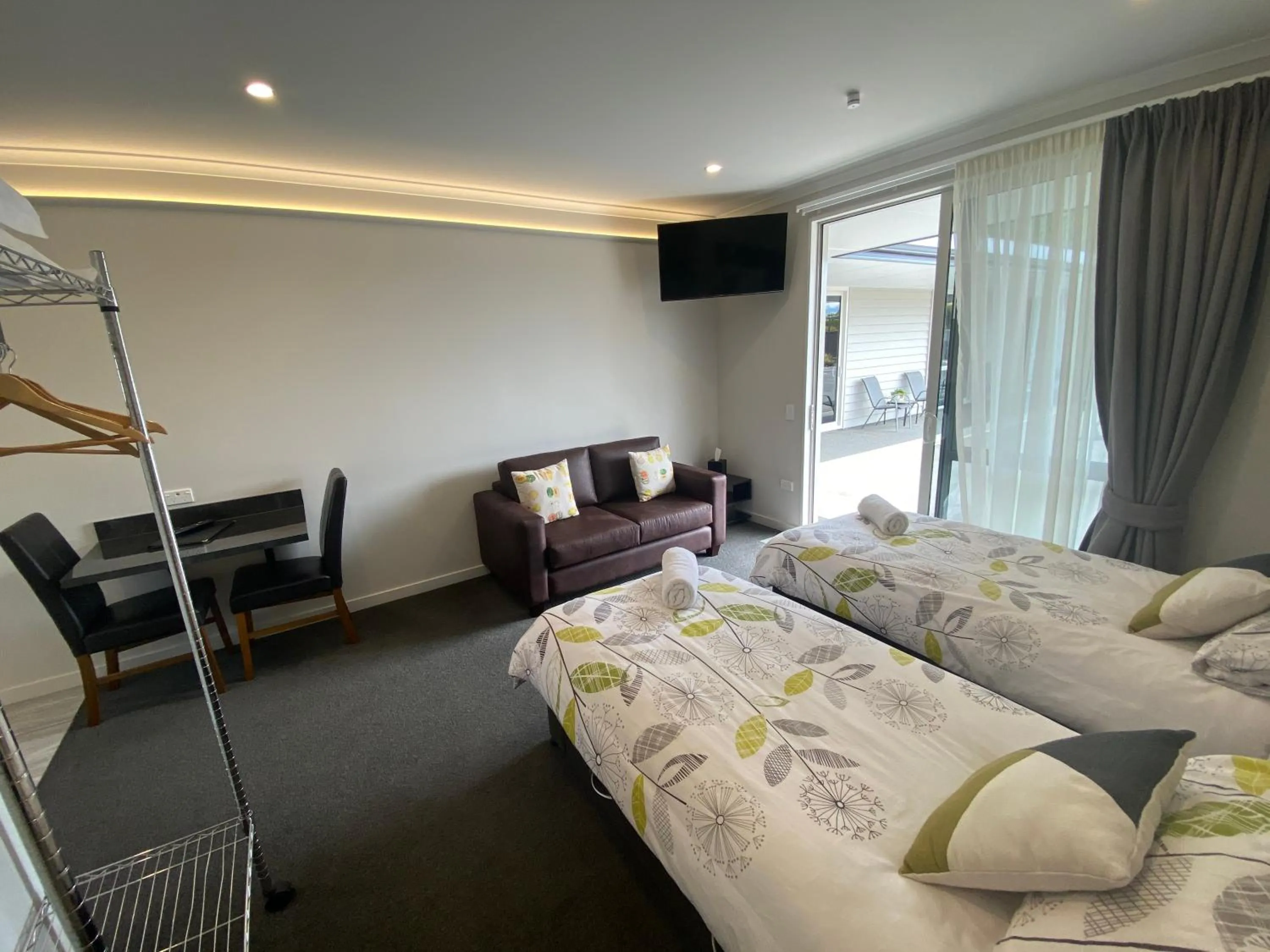 Seating area, Bed in BigSky Motels