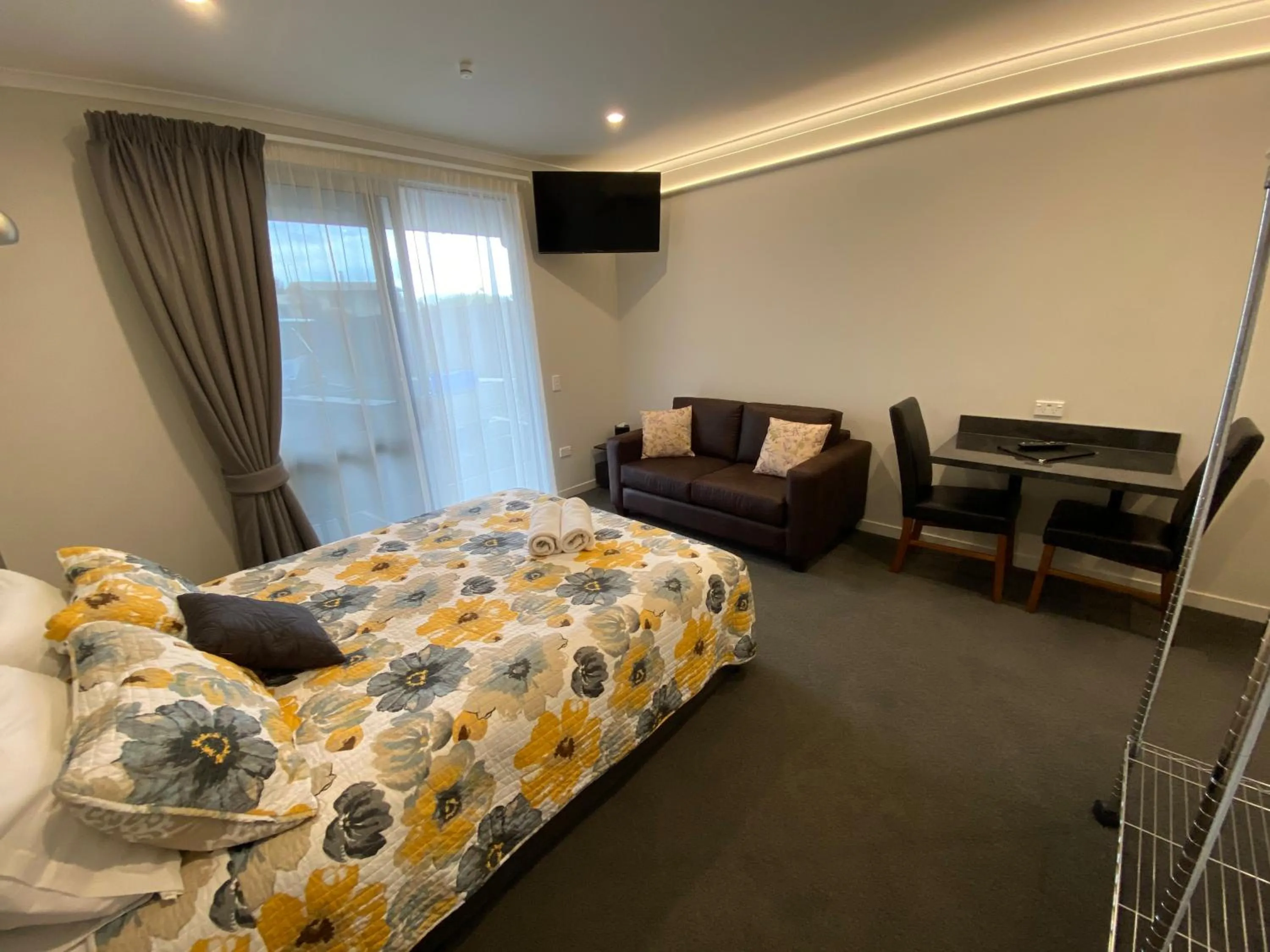 Photo of the whole room, Bed in BigSky Motels