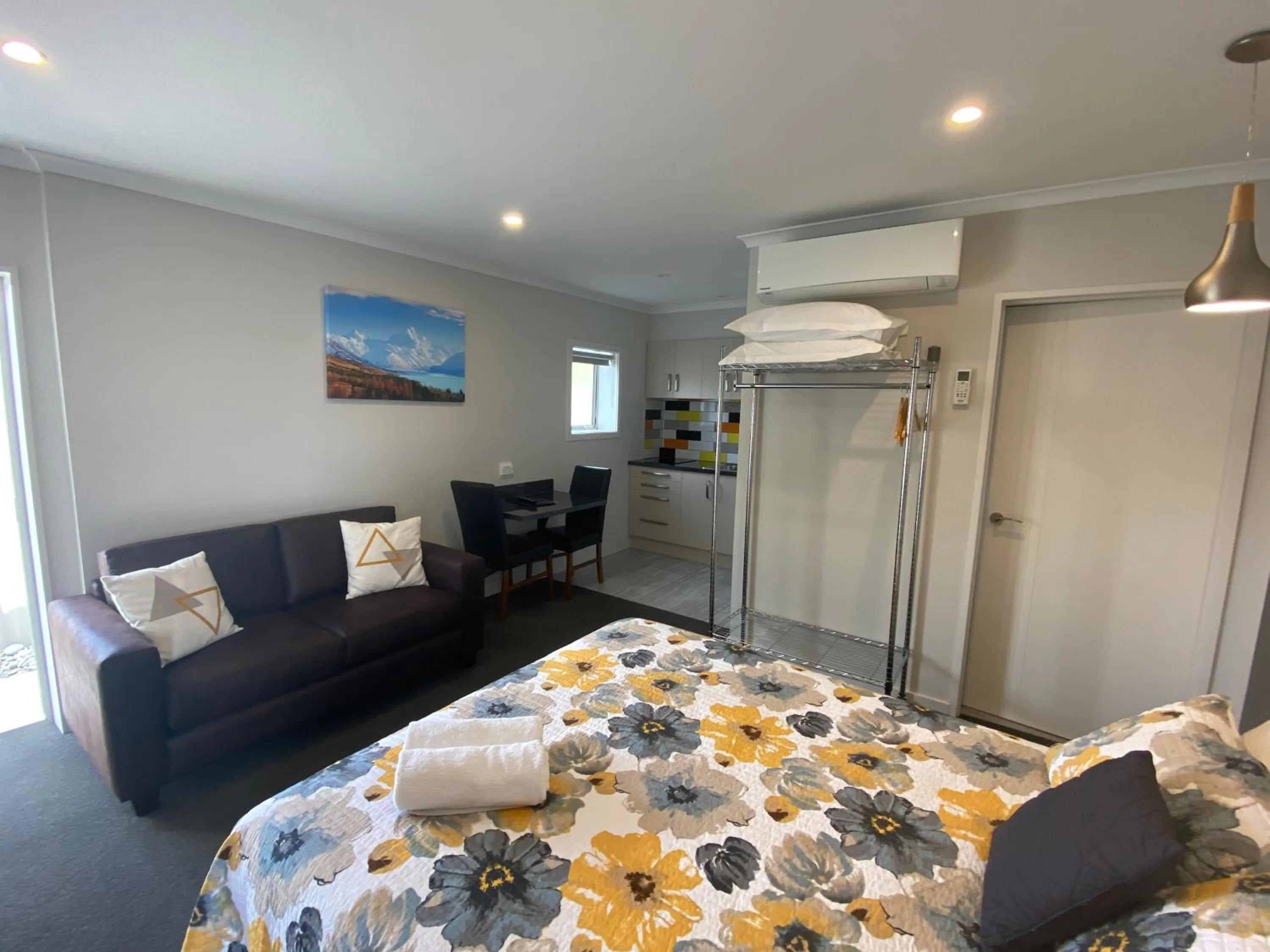 Bedroom, Bed in BigSky Motels