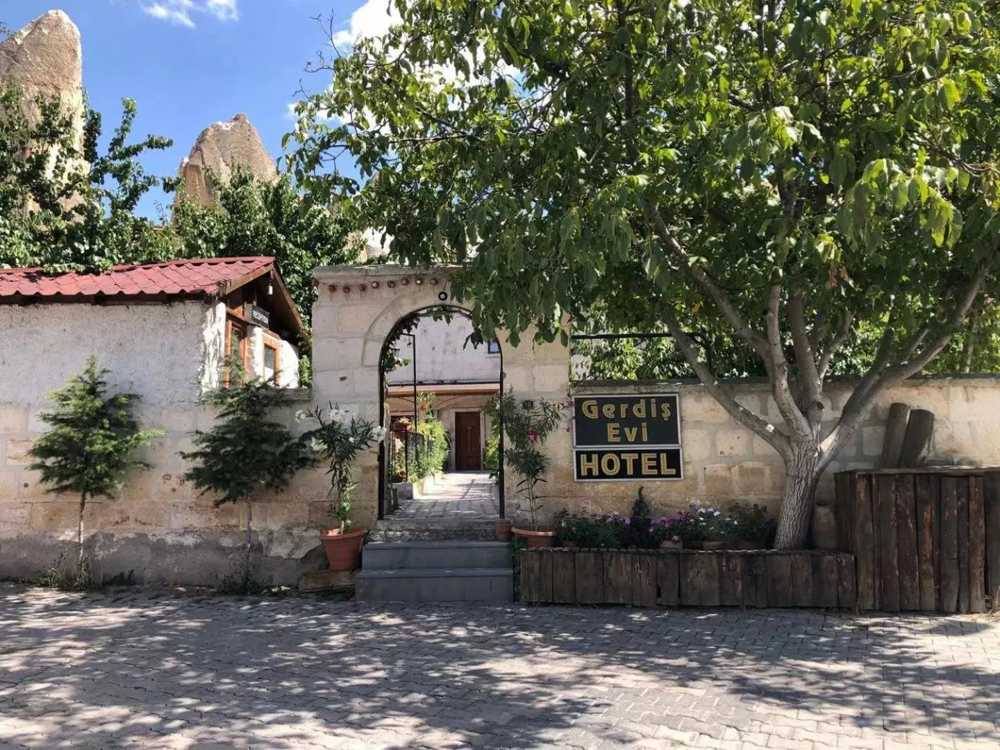Facade/entrance in Gerdis Evi
