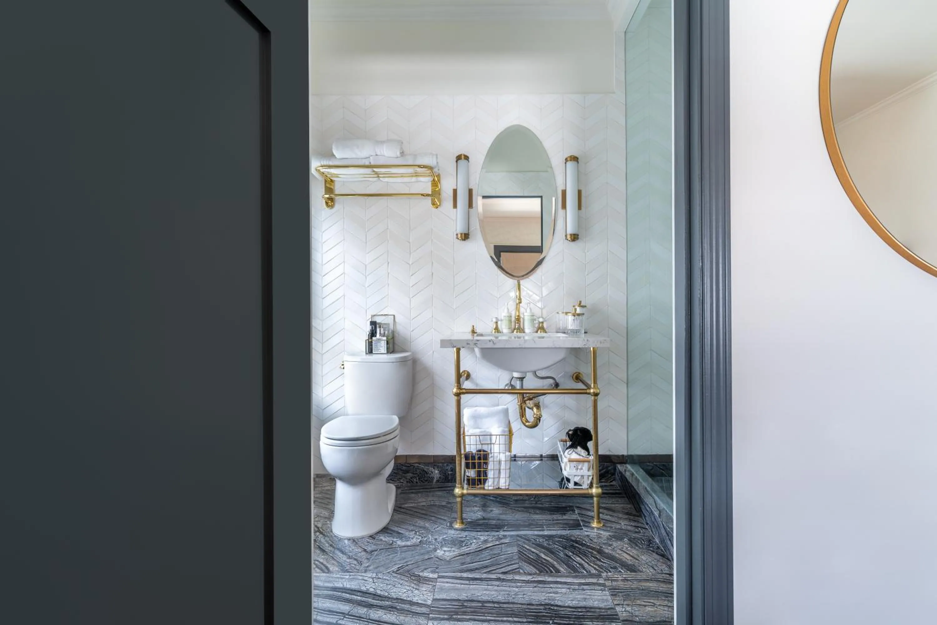 Bathroom in Gold-Diggers